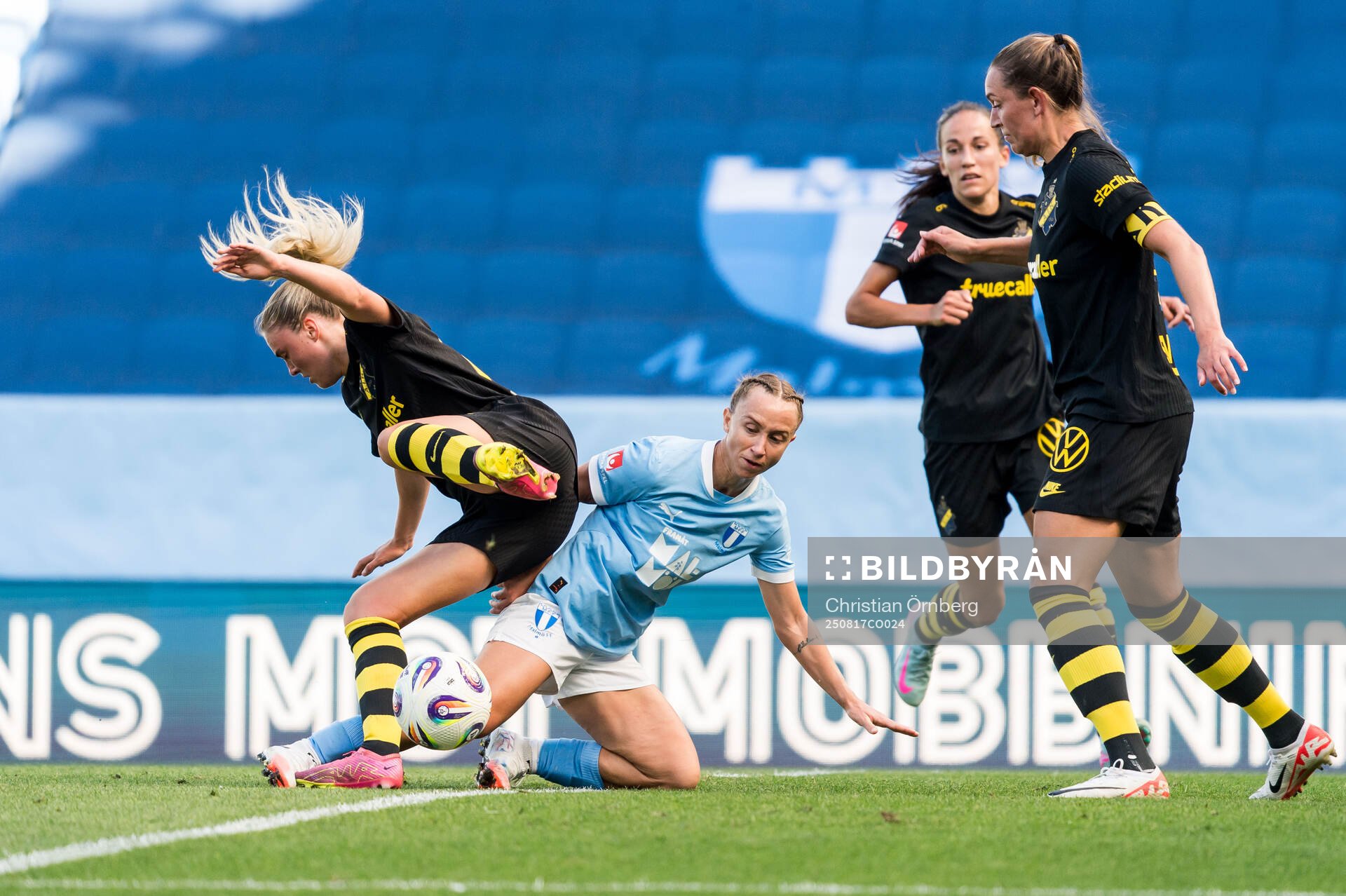 AIKs Ida Björnberg och Jennie Nordin mot Malmö FFs