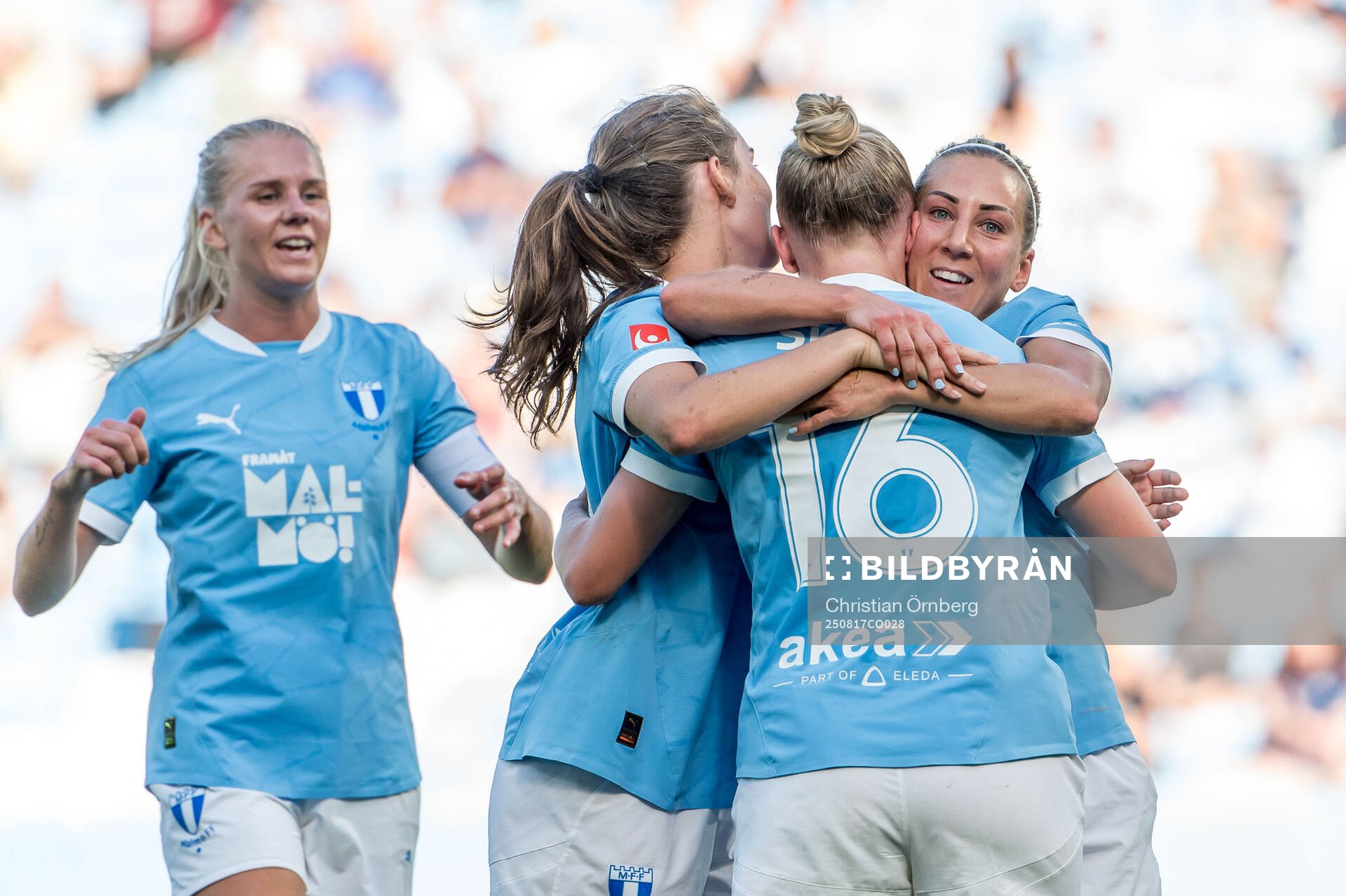 Malmö FFs Tuva Skoog jublar med lagkamrater