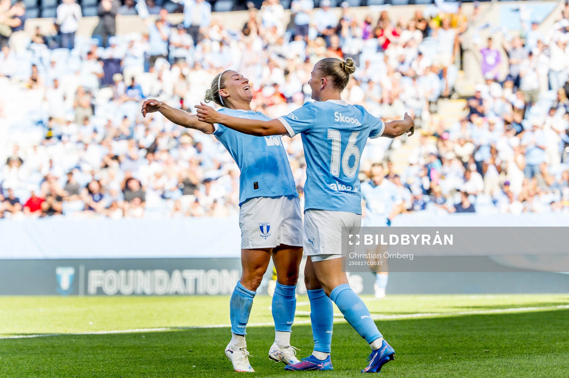 Malmö FFs Mia Persson och Tuva Skoog jublar