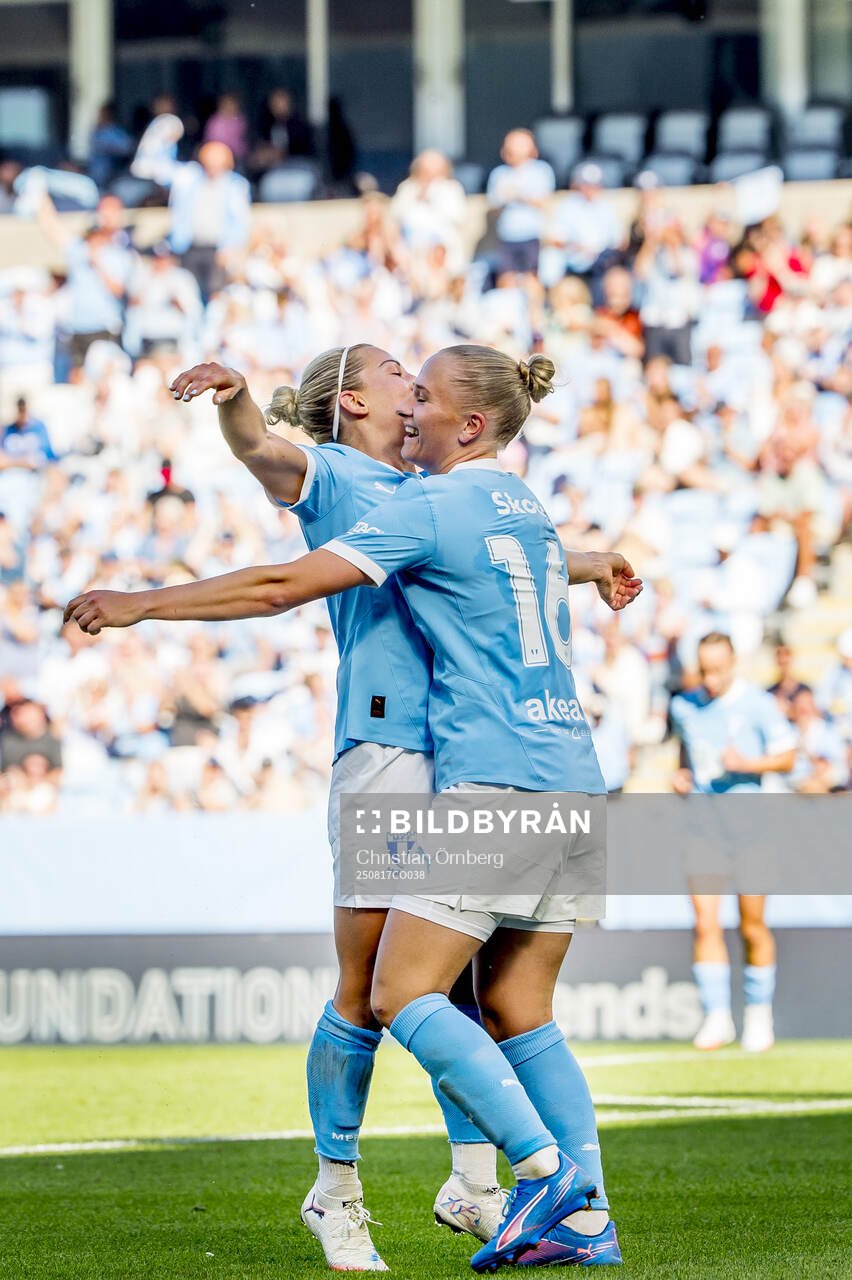 Malmö FFs Mia Persson och Tuva Skoog jublar