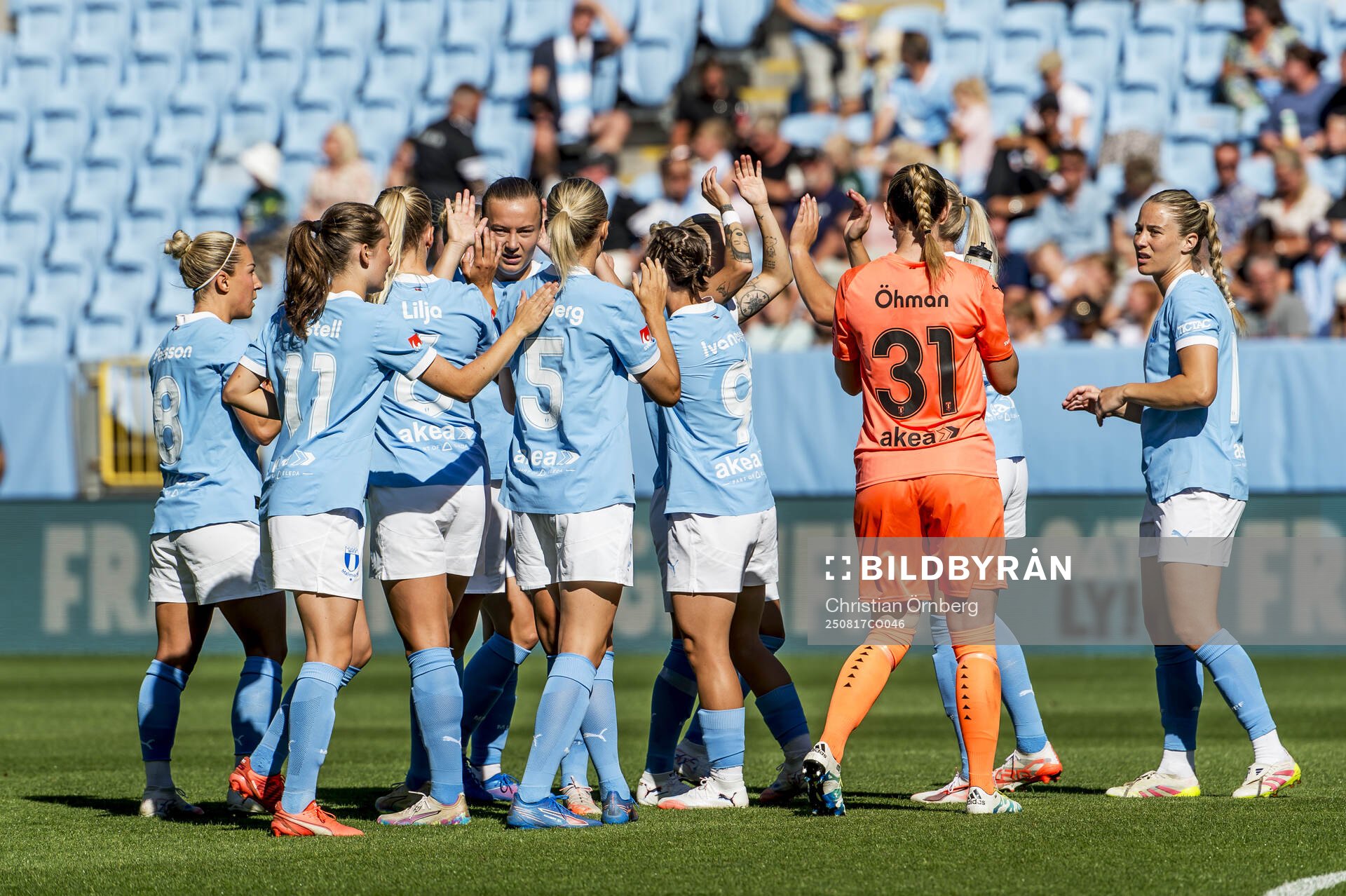 Malmö FFs spelare jublar innan fotbollsmatchen i