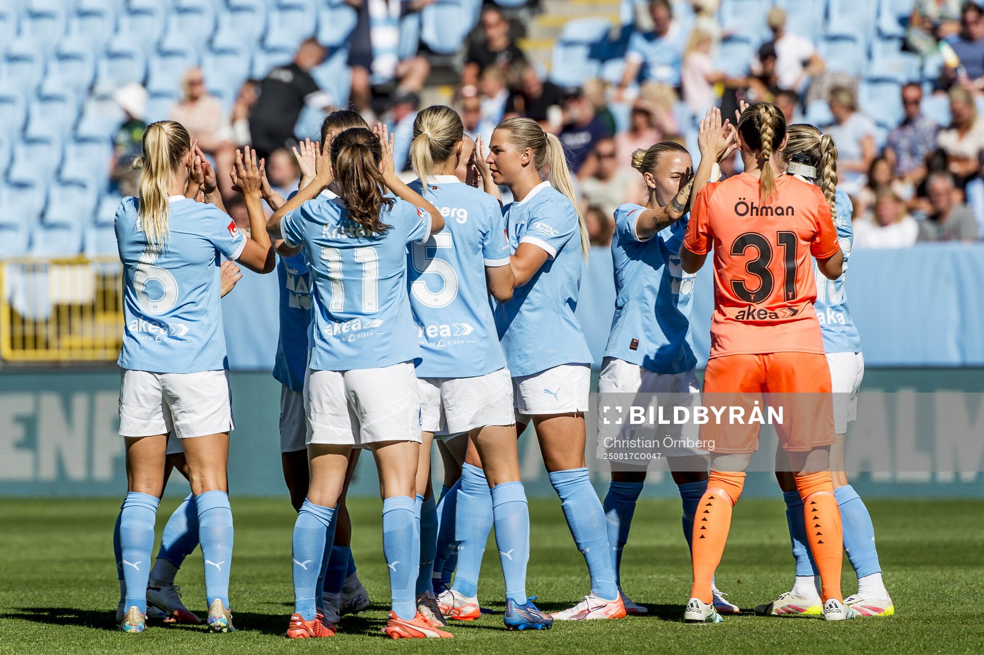 Malmö FFs spelare jublar innan fotbollsmatchen i