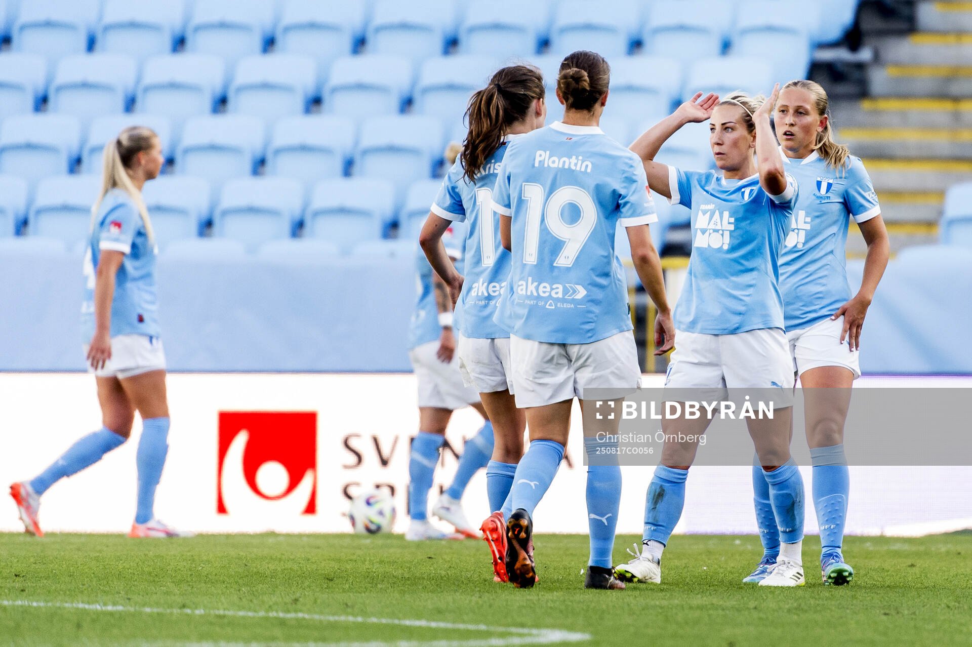 Malmö FFs Mia Persson jublar med lagkamraterna