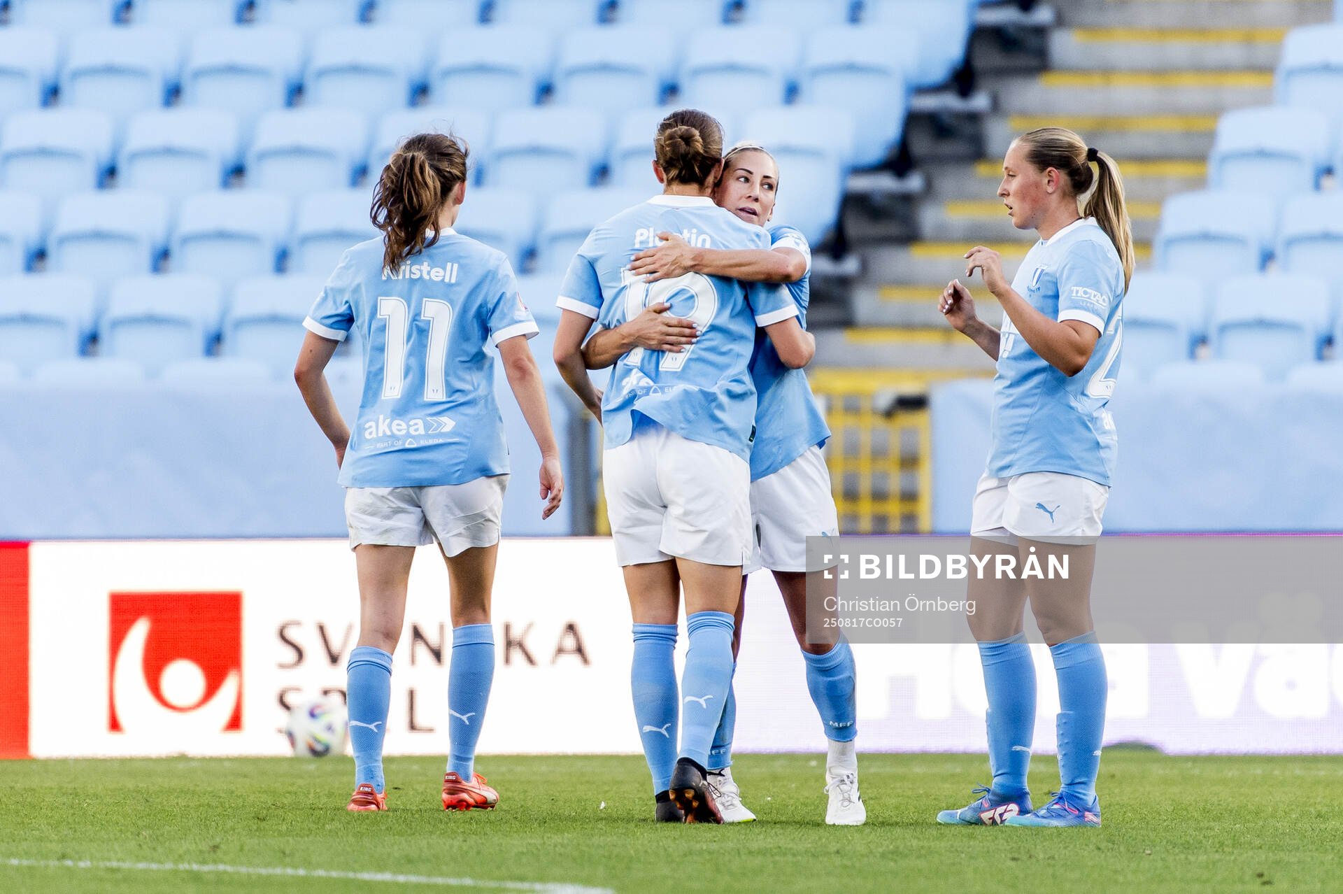 Malmö FFs Mia Persson jublar med lagkamraterna