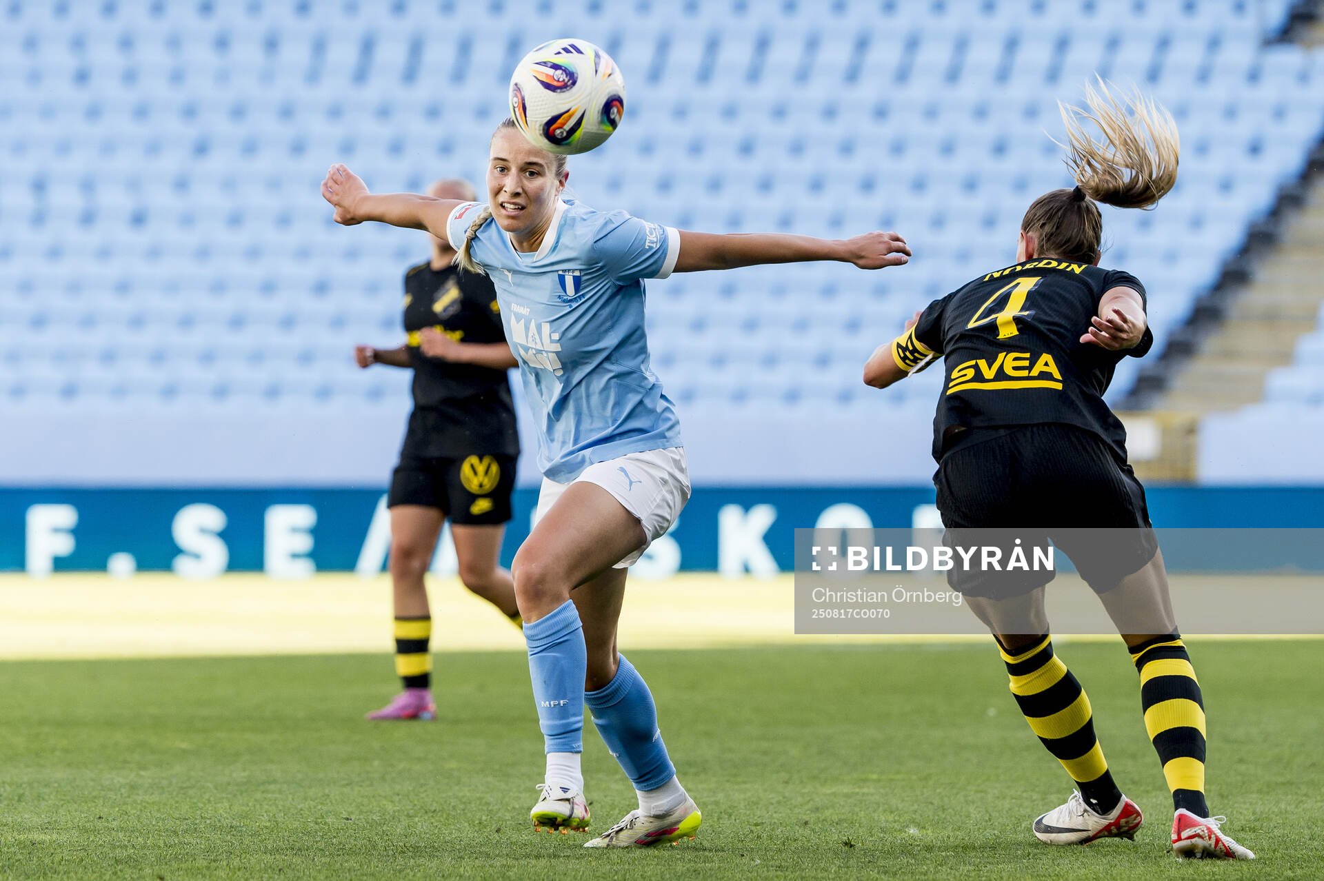 Malmö FFs Courtney Nevin mot AIKs Jennie Nordin