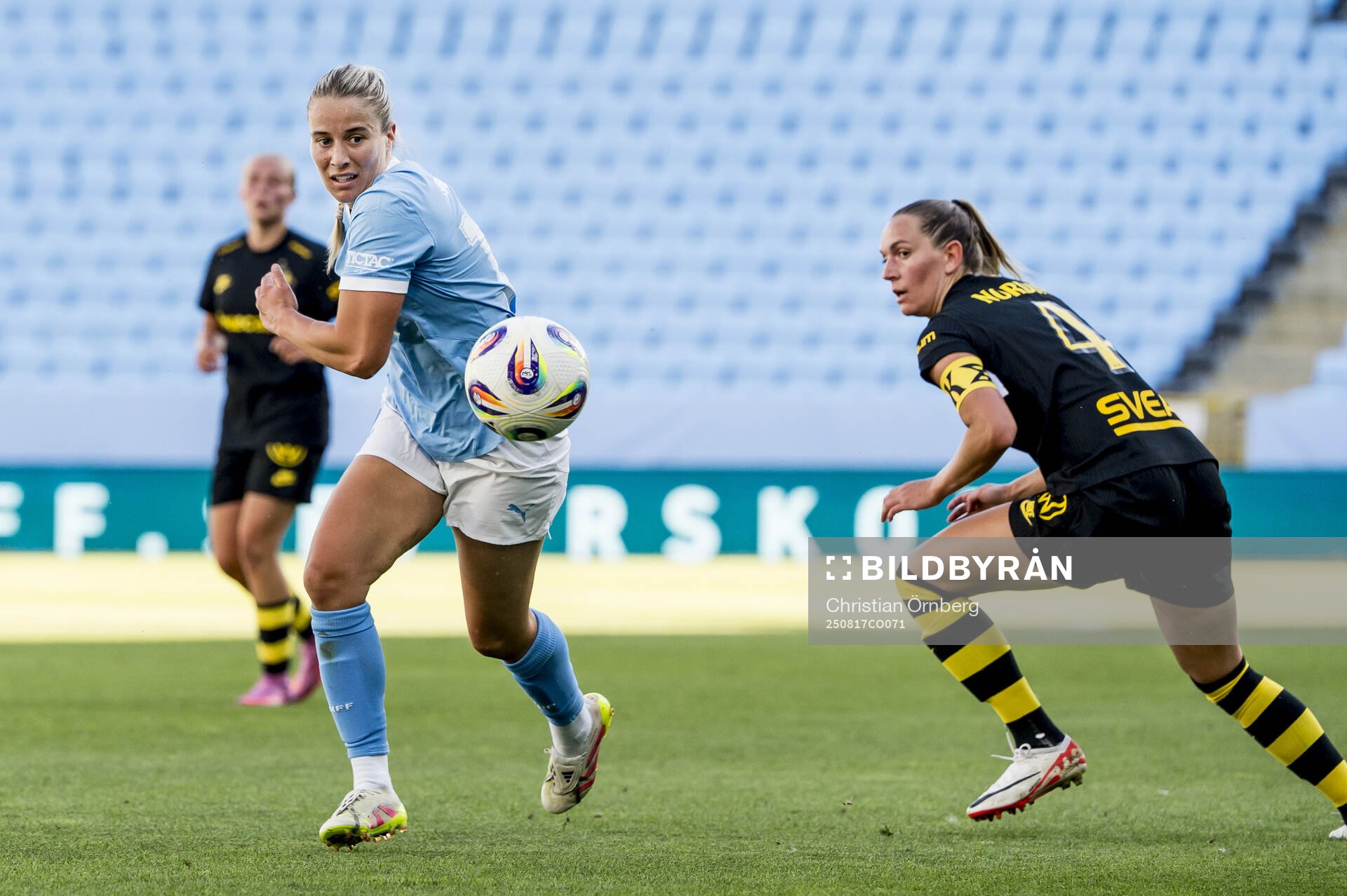 Malmö FFs Courtney Nevin mot AIKs Jennie Nordin