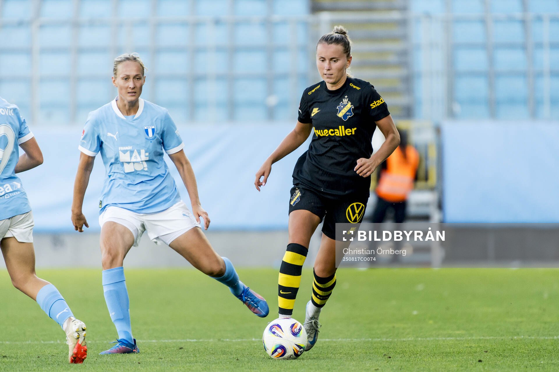 AIKs Adelisa Grabus mot Malmö FFs Sanna Kullberg