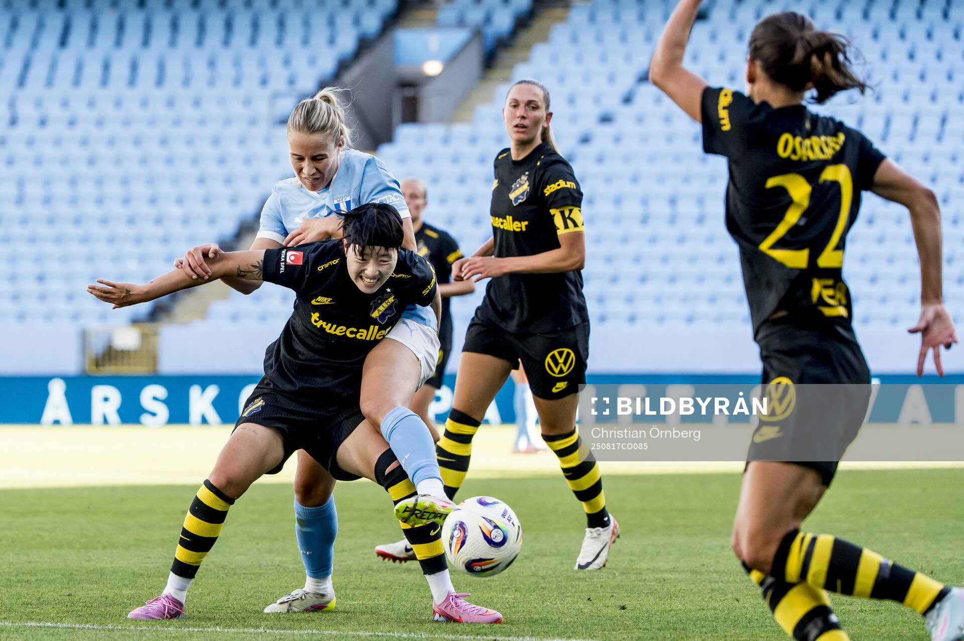AIKs Son Hwayeon mot Malmö FFs Courtney Nevin