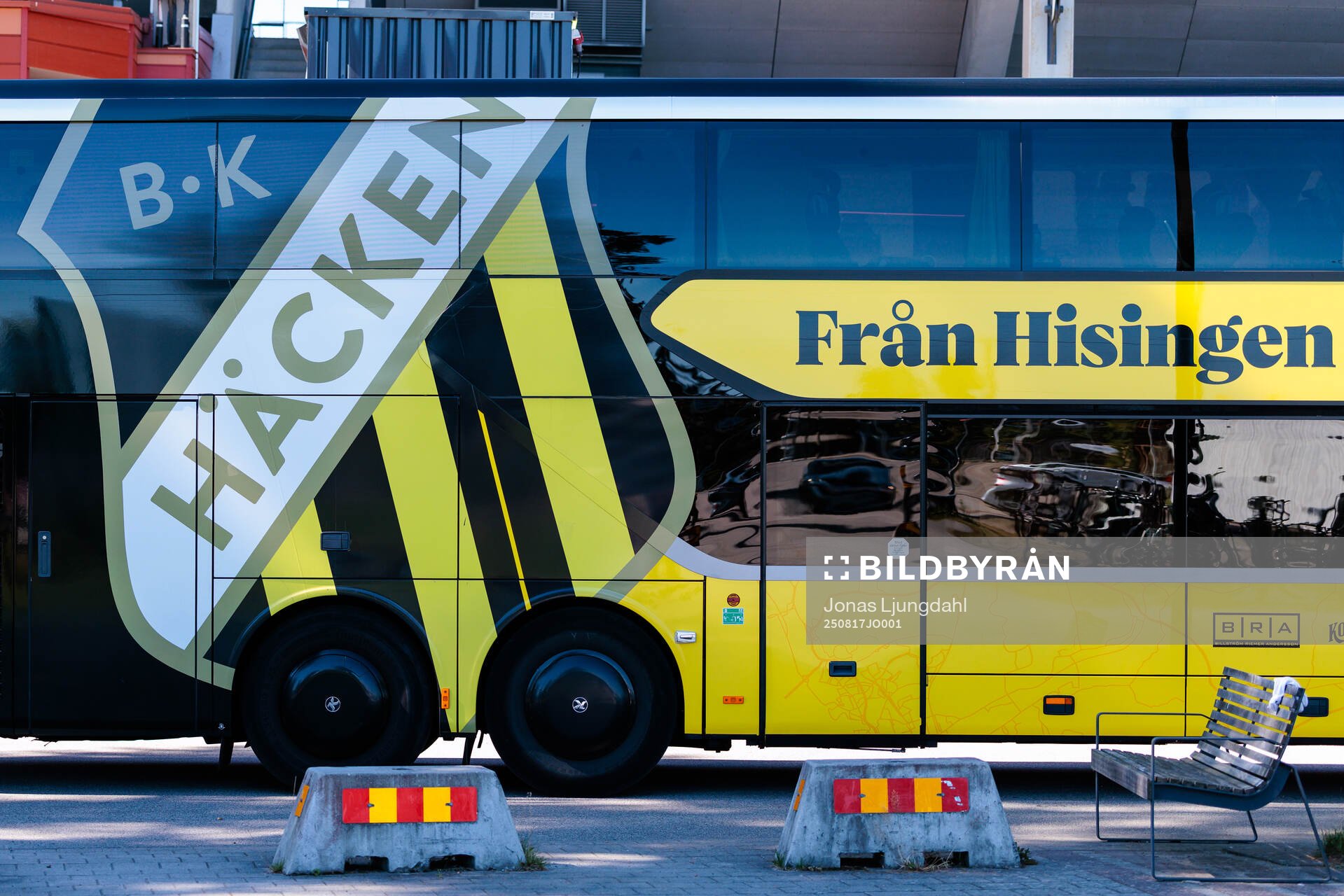 Häckens spelarbuss utanför arenan