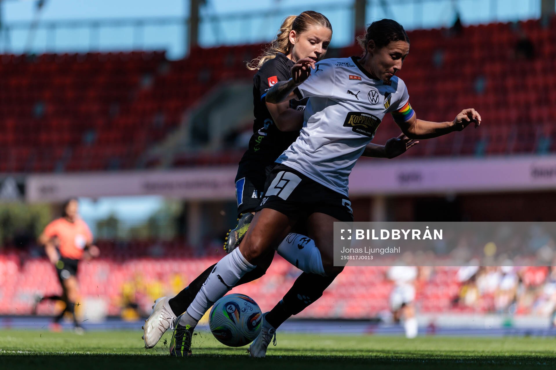 Växjö DFFs Emma Holmqvist och Häckens Tabby Tindell