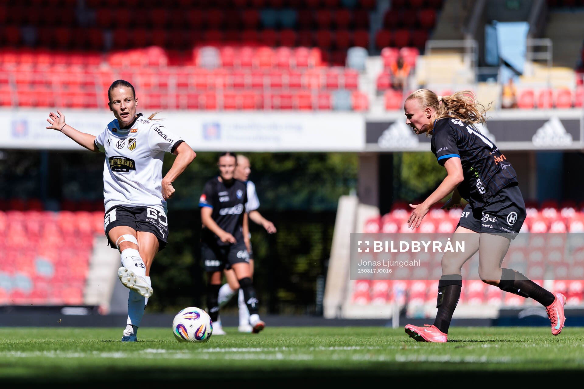 Häckens Anna Anvegård och Växjö DFFs Ebba Wieder