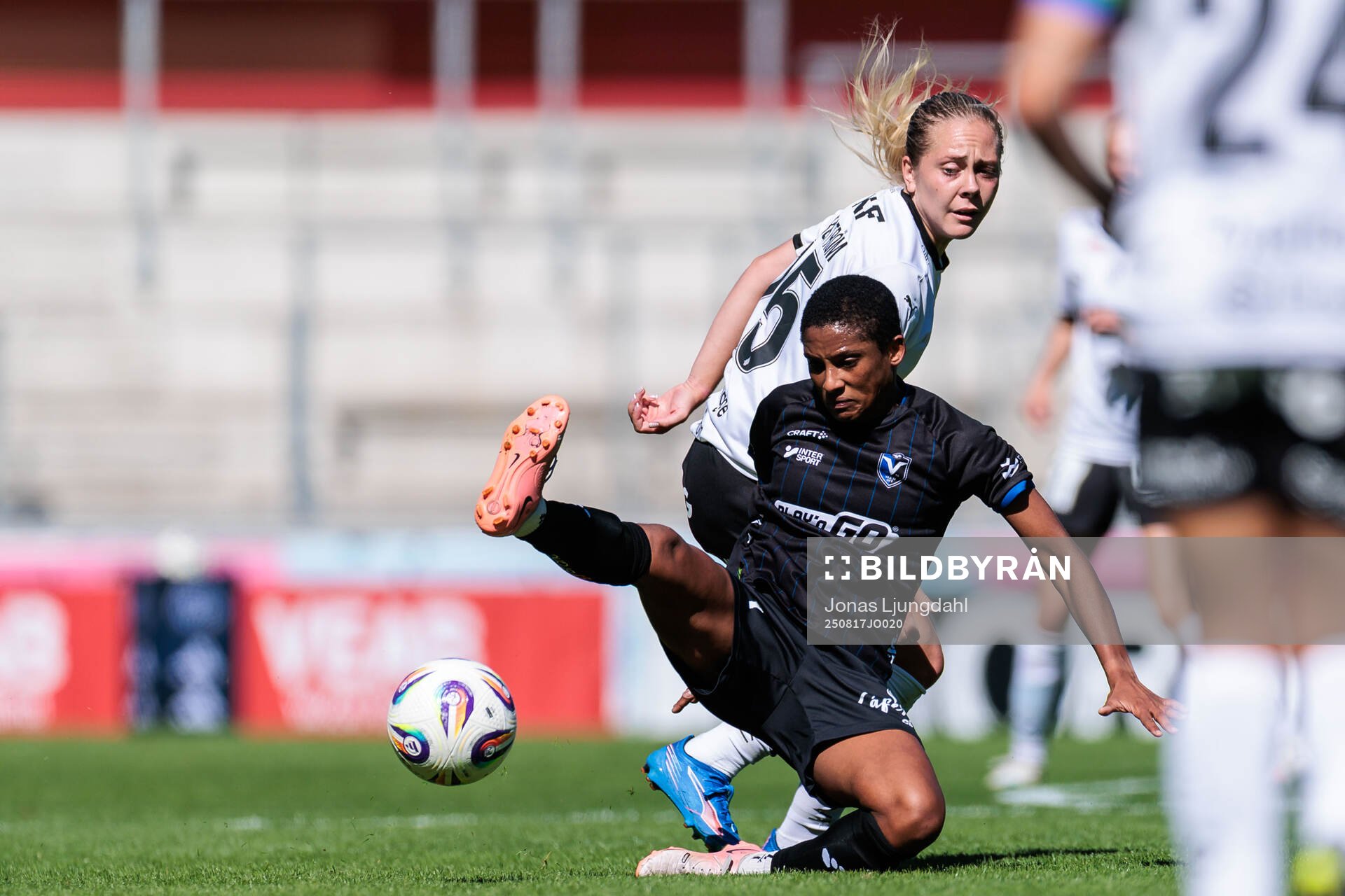 Häckens Alice Bergström och Växjö DFFs Eva Dessislava