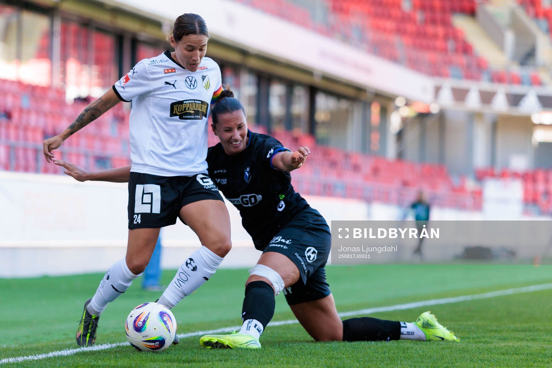 Häckens Tabby Tindell och Växjö DFFs Nellie Karlsson