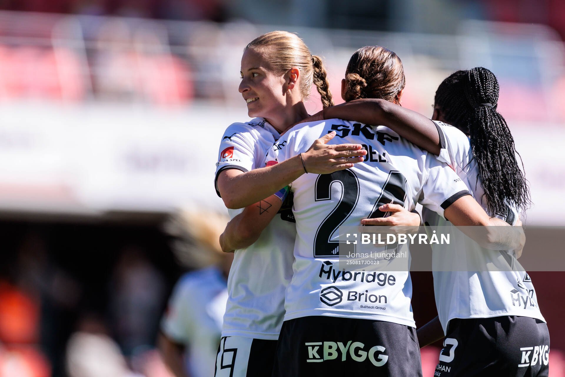 Häckens Tabby Tindell jublar med Anna Anvegård och Monica