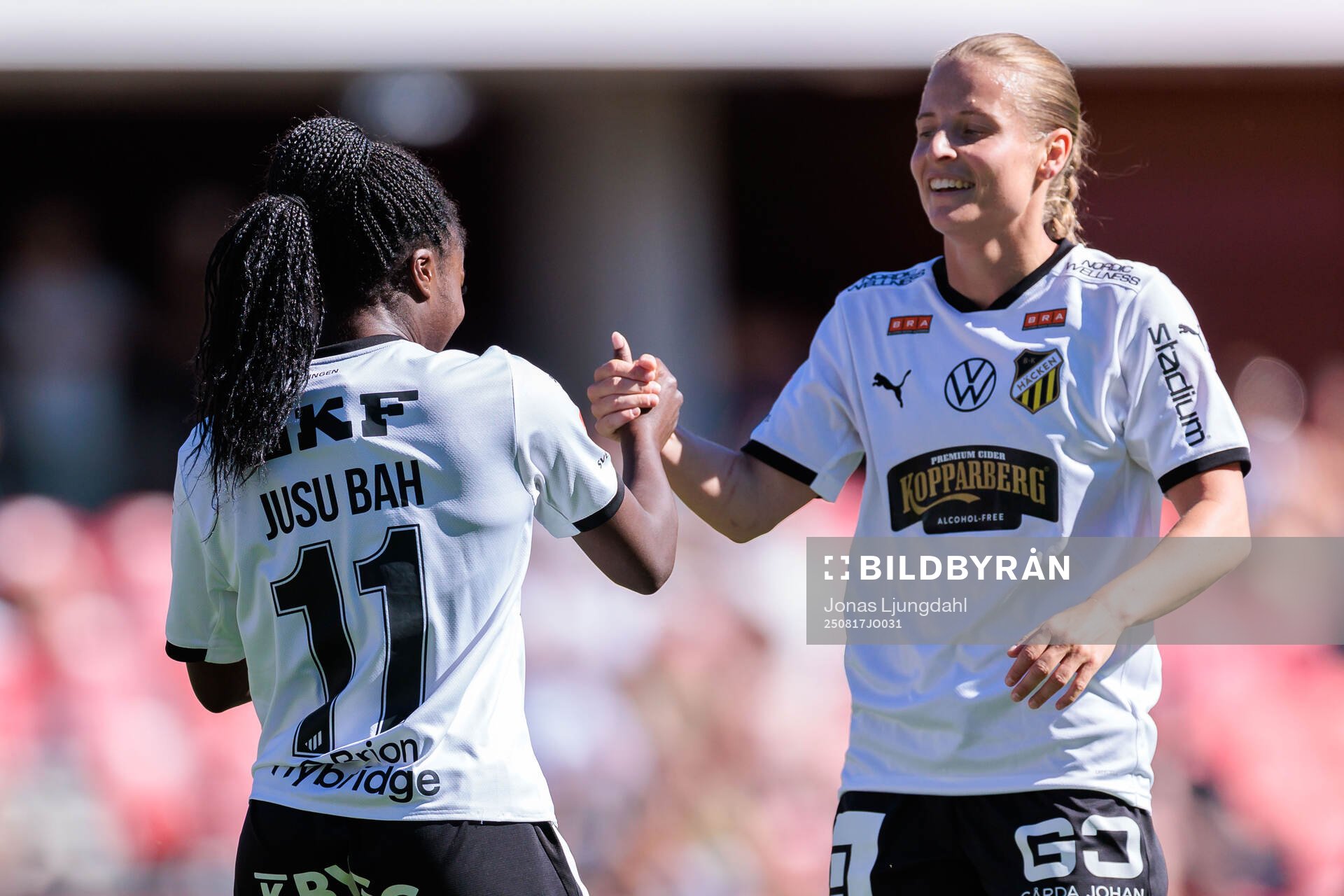 Häckens Monica Jusu Bah och Anna Anvegård jublar