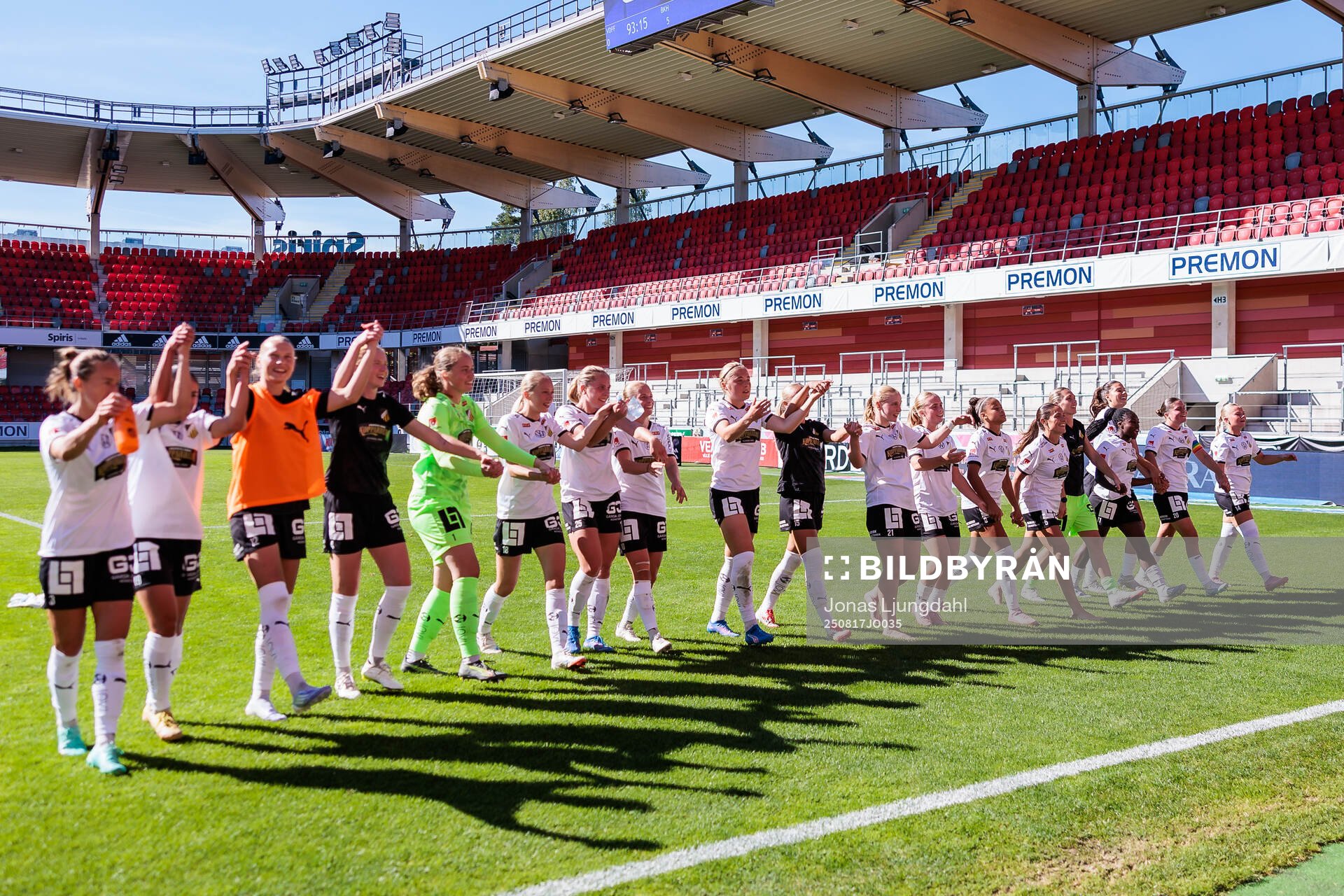 Häckens spelare jublar
