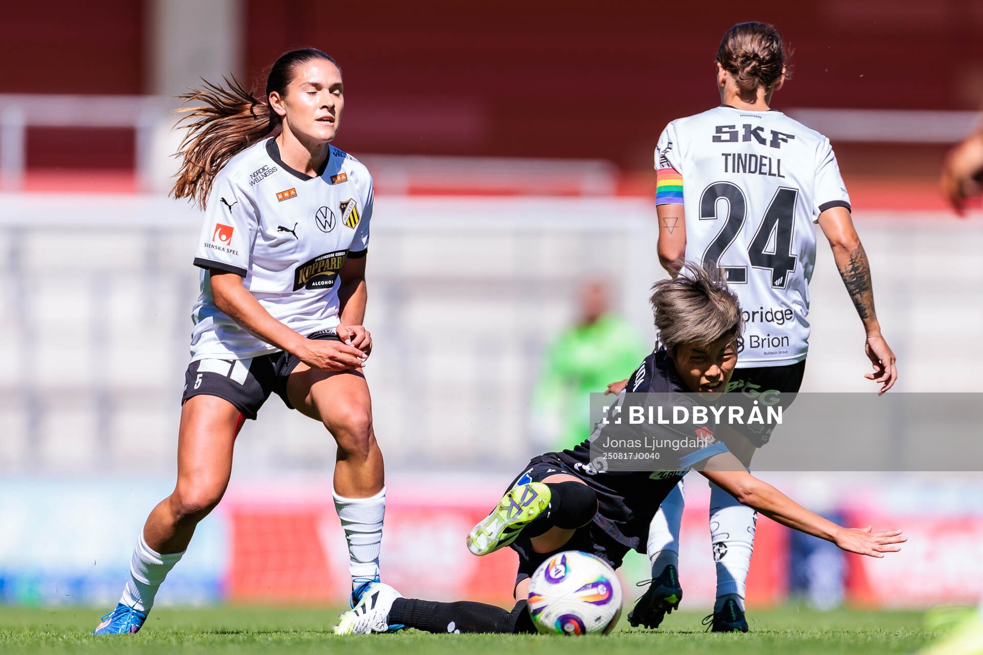Växjö DFFs Suzu Amano faller mellan Häckens Mary