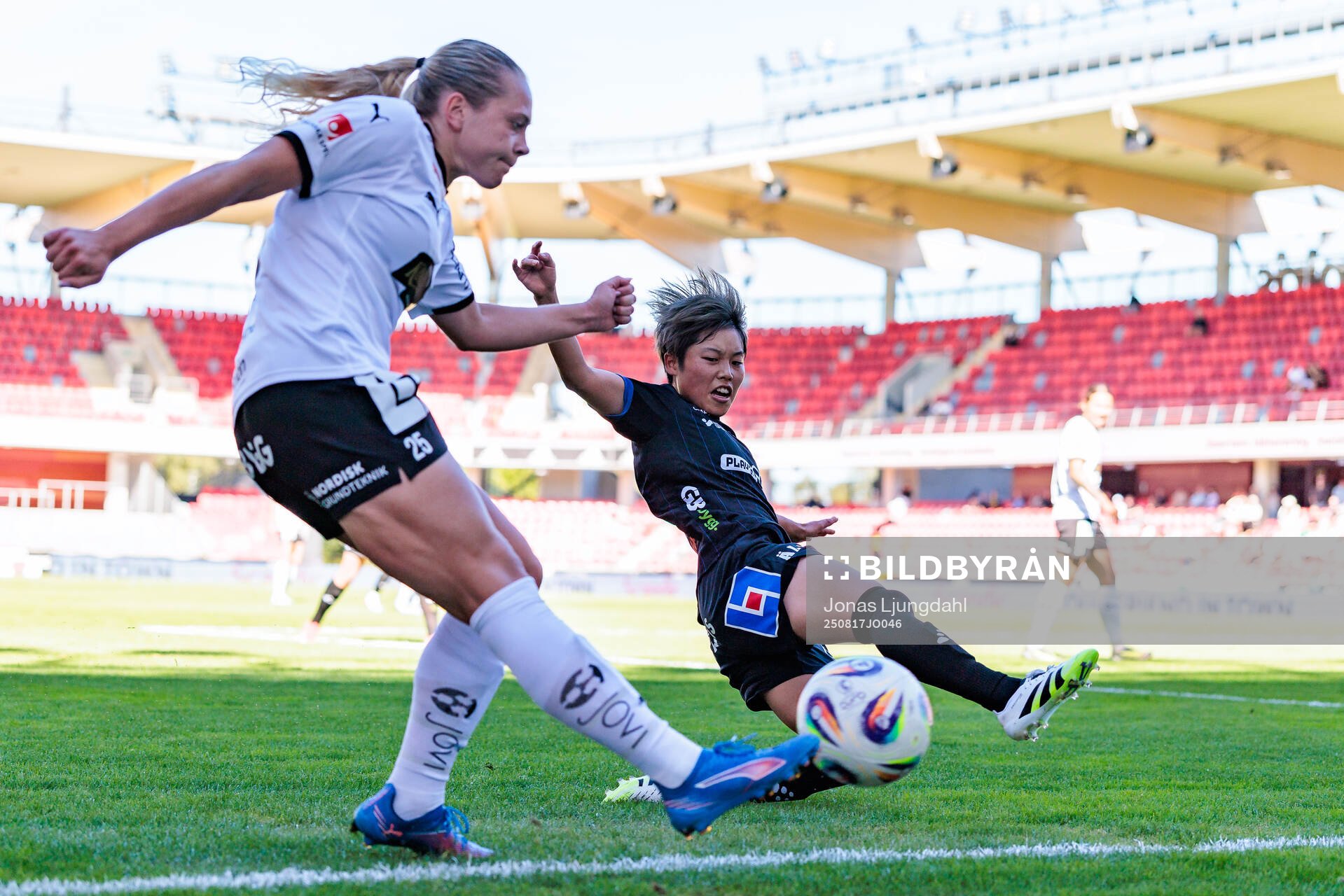 Häckens Alice Bergström och Växjö DFFs Suzu Amano