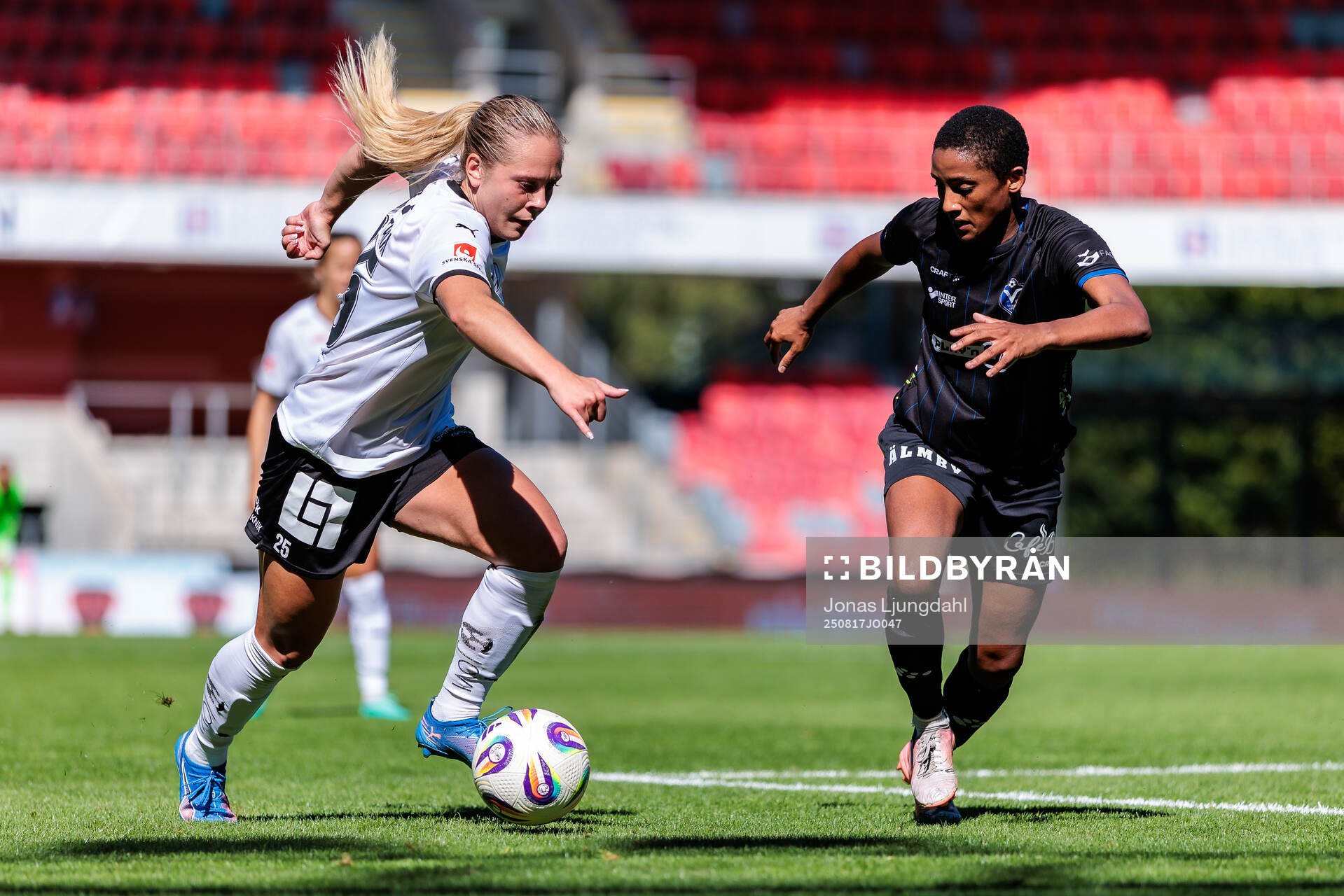 Häckens Alice Bergström och Växjö DFFs Eva Dessislava