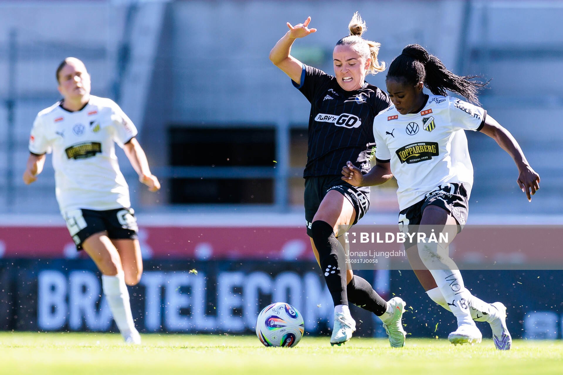 Växjö DFFs Larkin Russel och Häckens Monica Jusu Bah