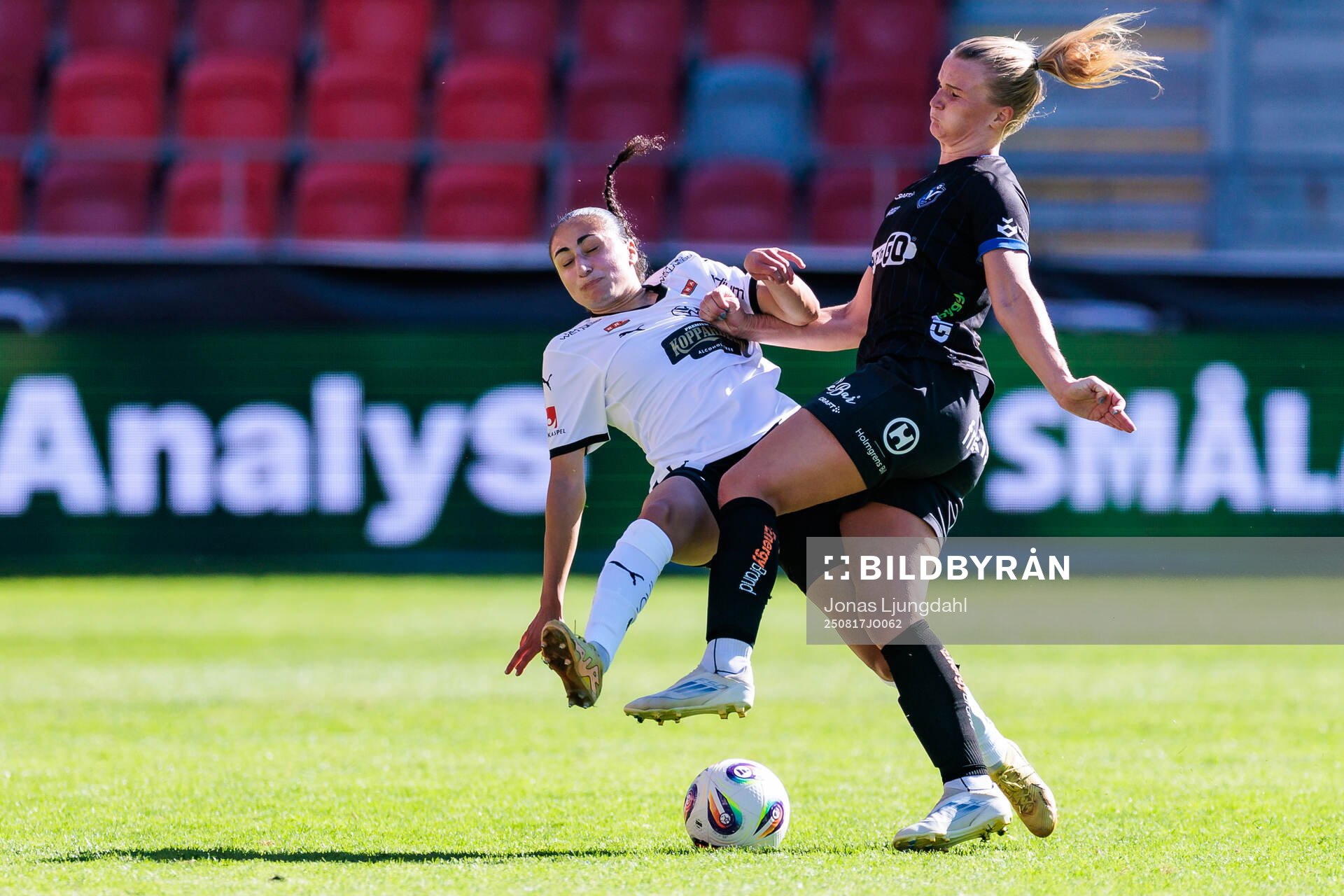 Häckens Nesrin Akgun och Växjö DFFs Lovisa Gustafsson