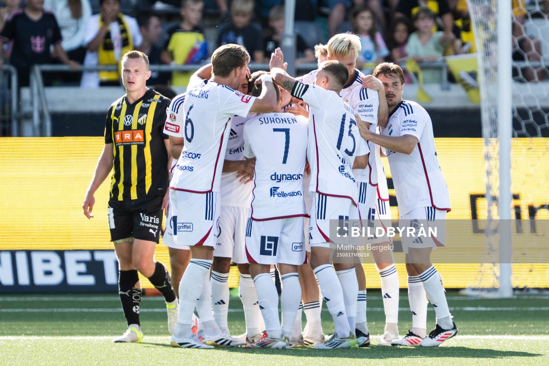 Östers Daniel Ljung jublar med lagkamrater