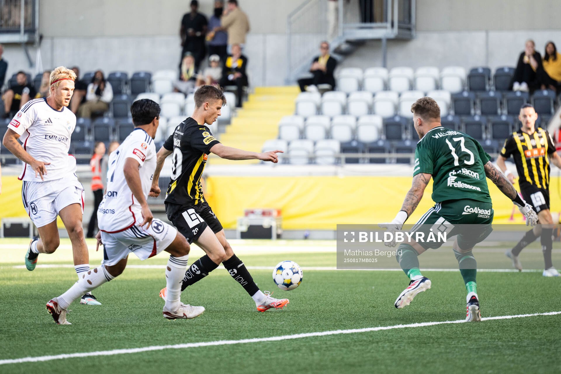 Häckens Adrian Svanbäck och Östers målvakt Robin