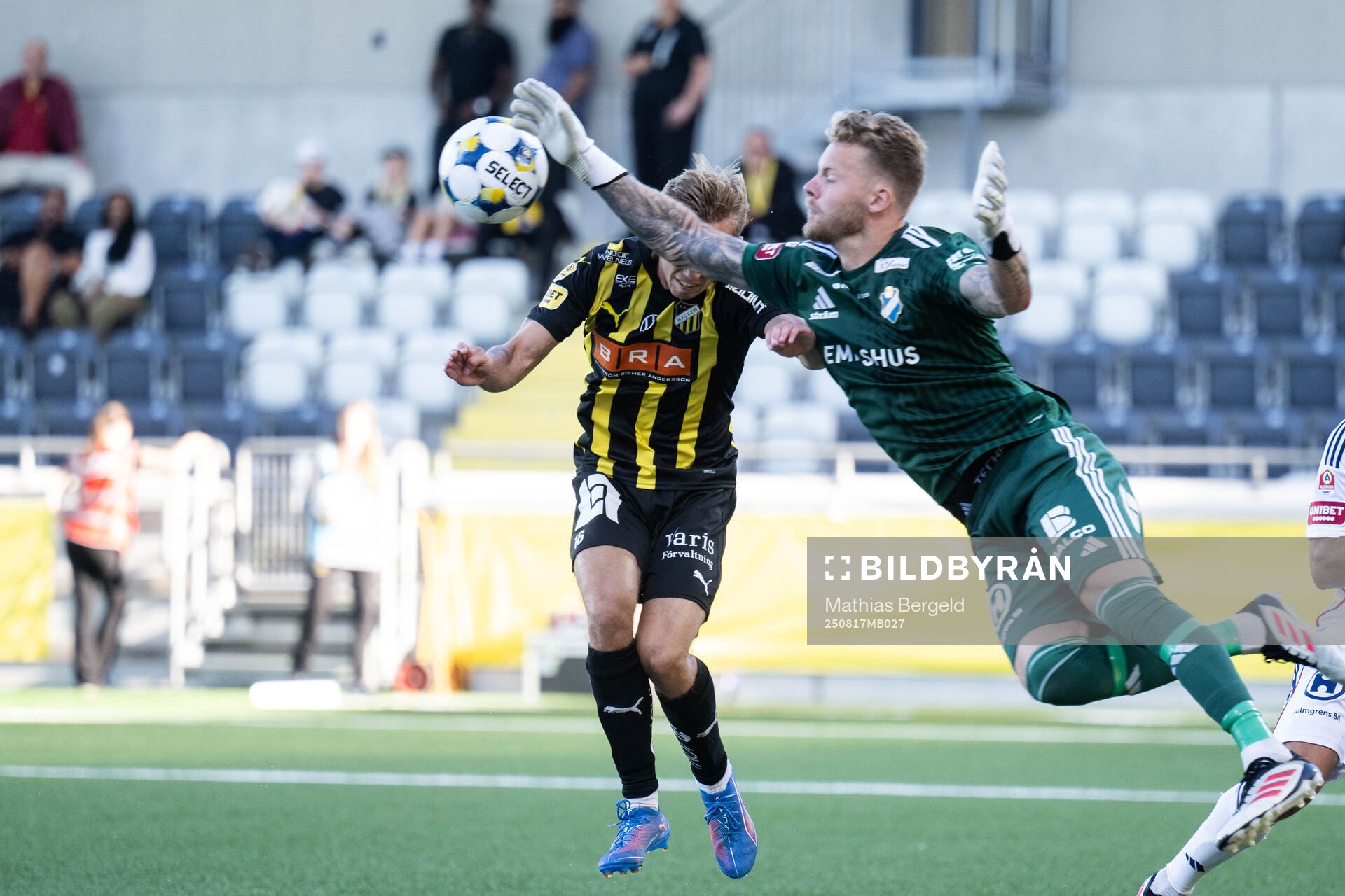 Häckens Pontus Dahbo och Östers målvakt Robin Wallinder