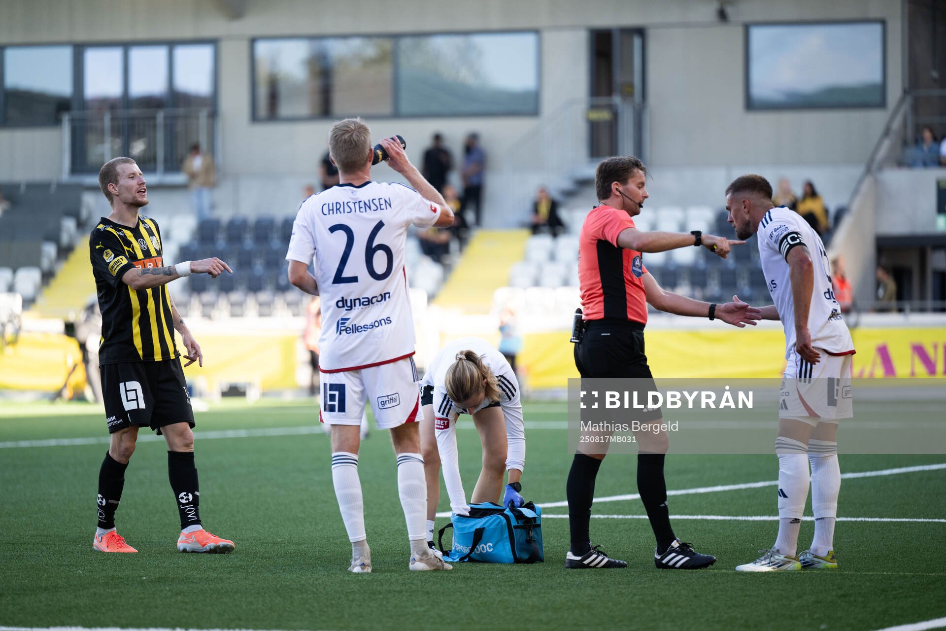 Häckens Simon Gustafson reagerar mot Östers Ivan Kricak