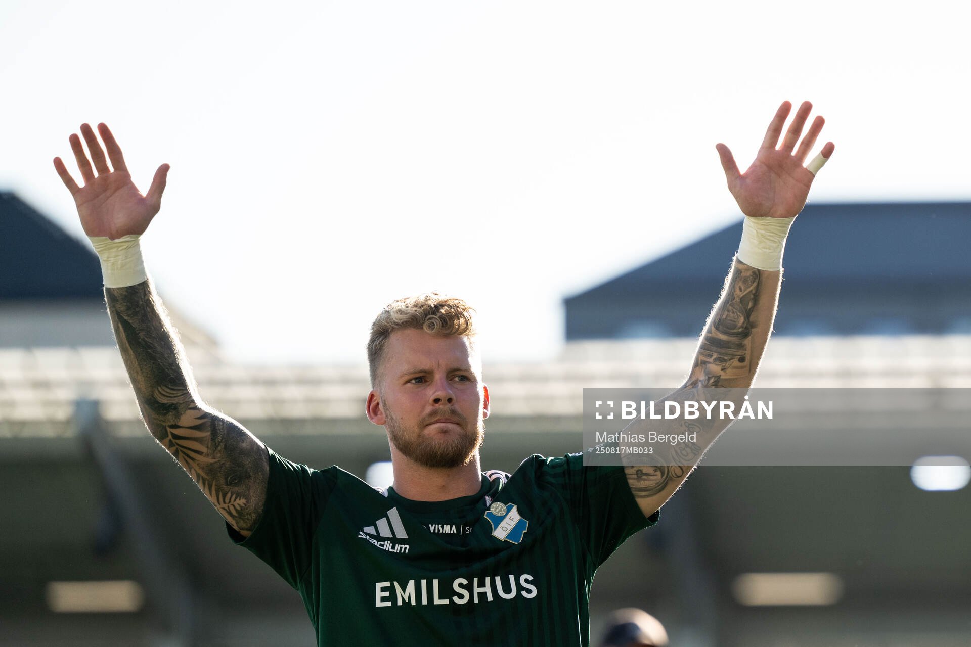 Östers målvakt Robin Wallinder jublar