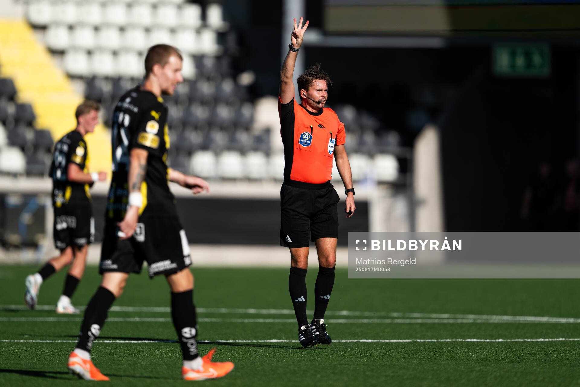 Domare Joakim Östling håller upp fingrarna i luften för
