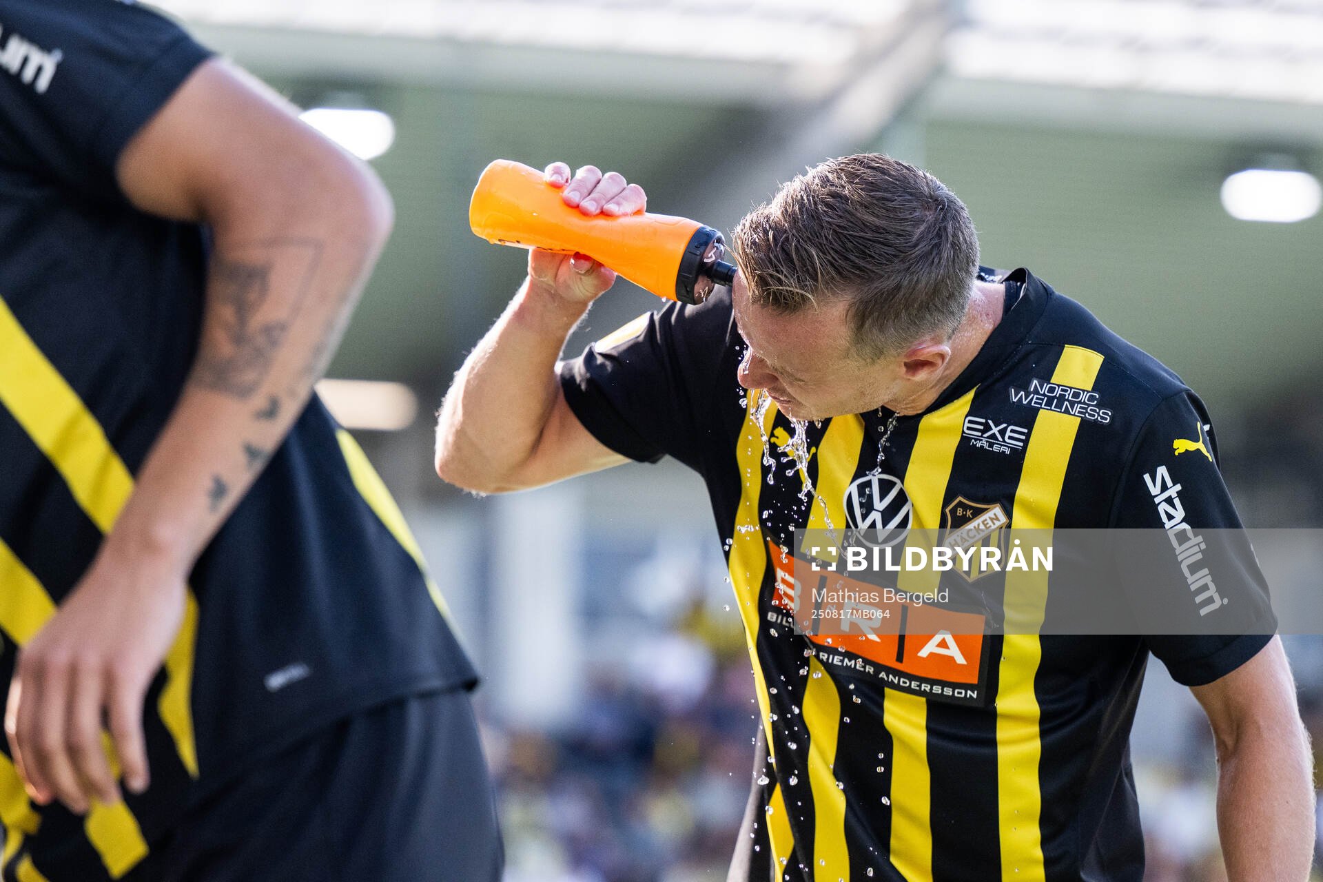 Häckens Marius Lode häller vatten i ansiktet