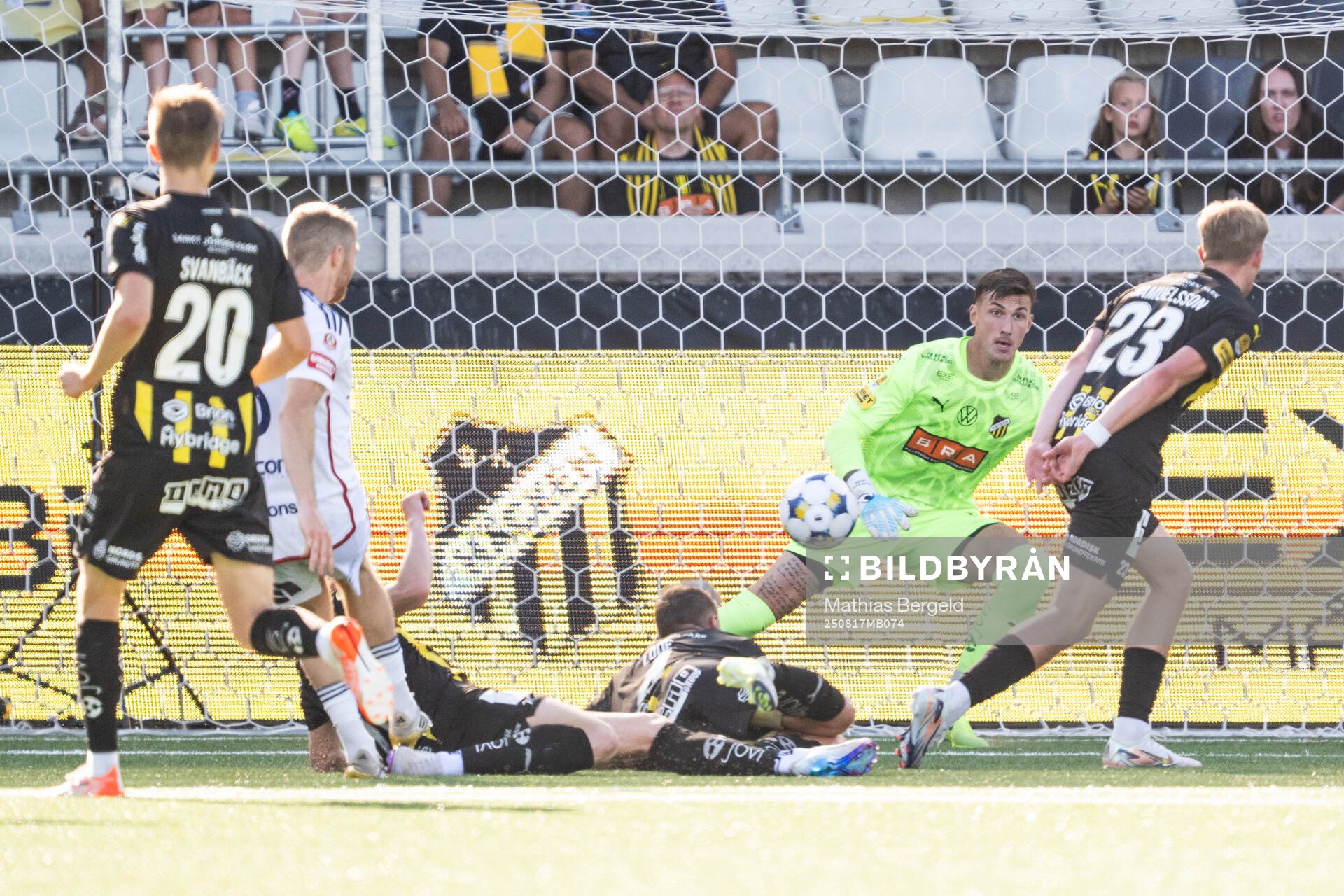 Östers Daniel Ljung gör 0-1 bakom Häckens målvakt