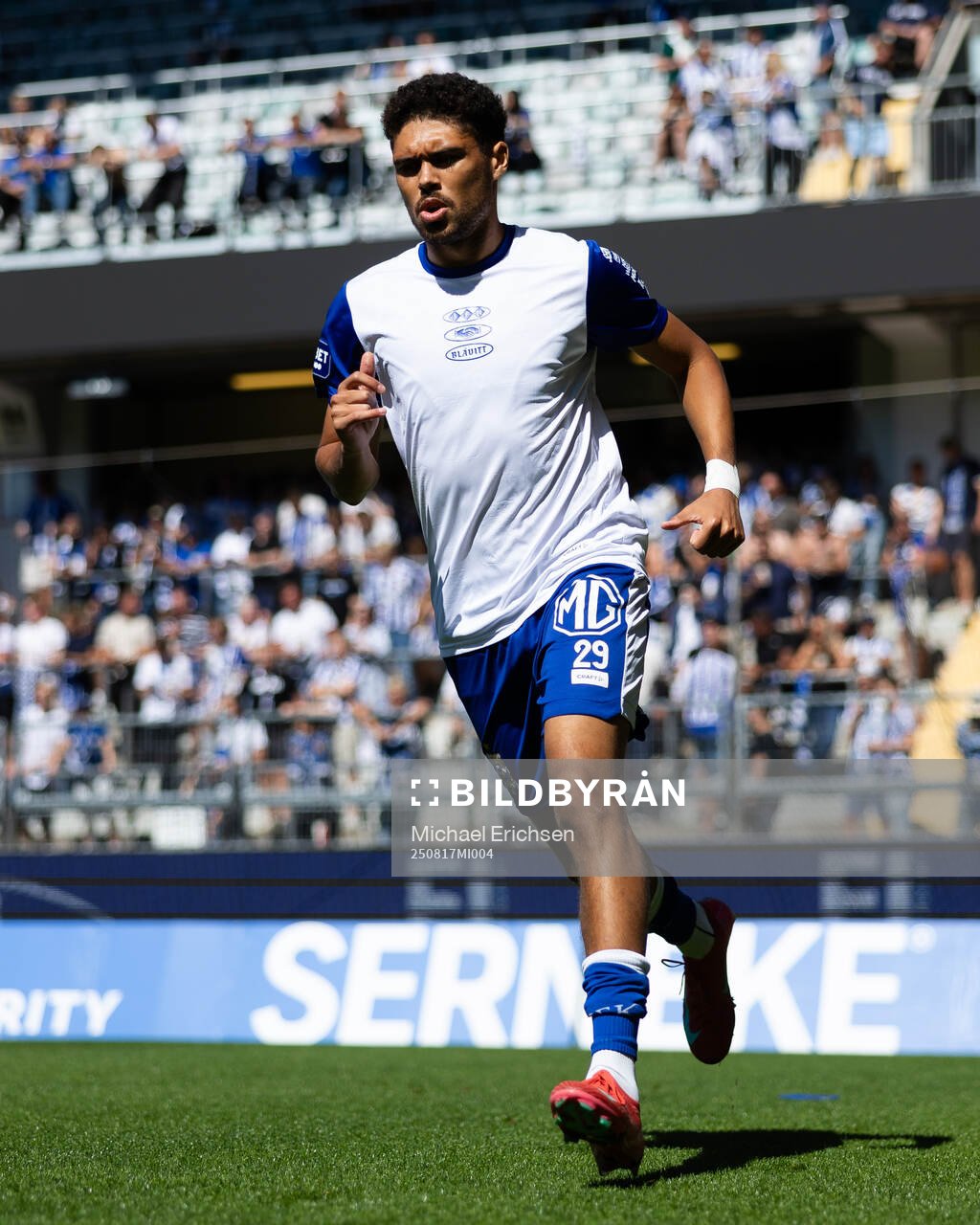 IFK Göteborgs Thomas Santos värmer upp