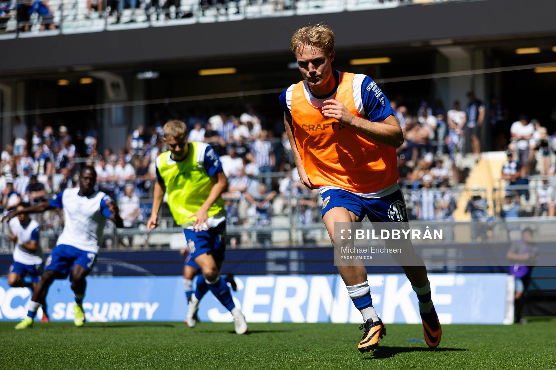 IFK Göteborgs Max Fenger värmer upp