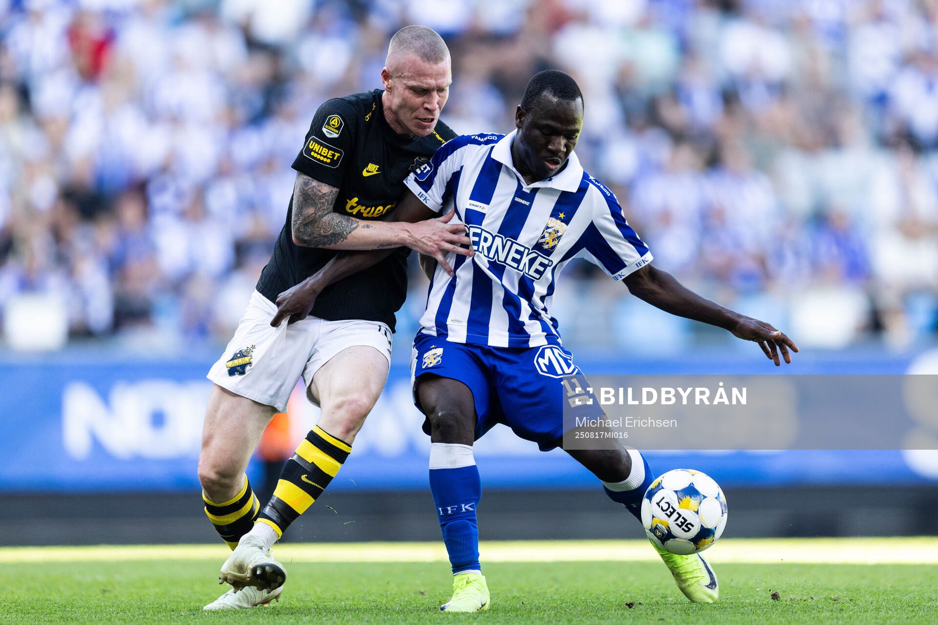 AIKs Thomas Poppler Isherwood och IFK Göteborgs Saidou