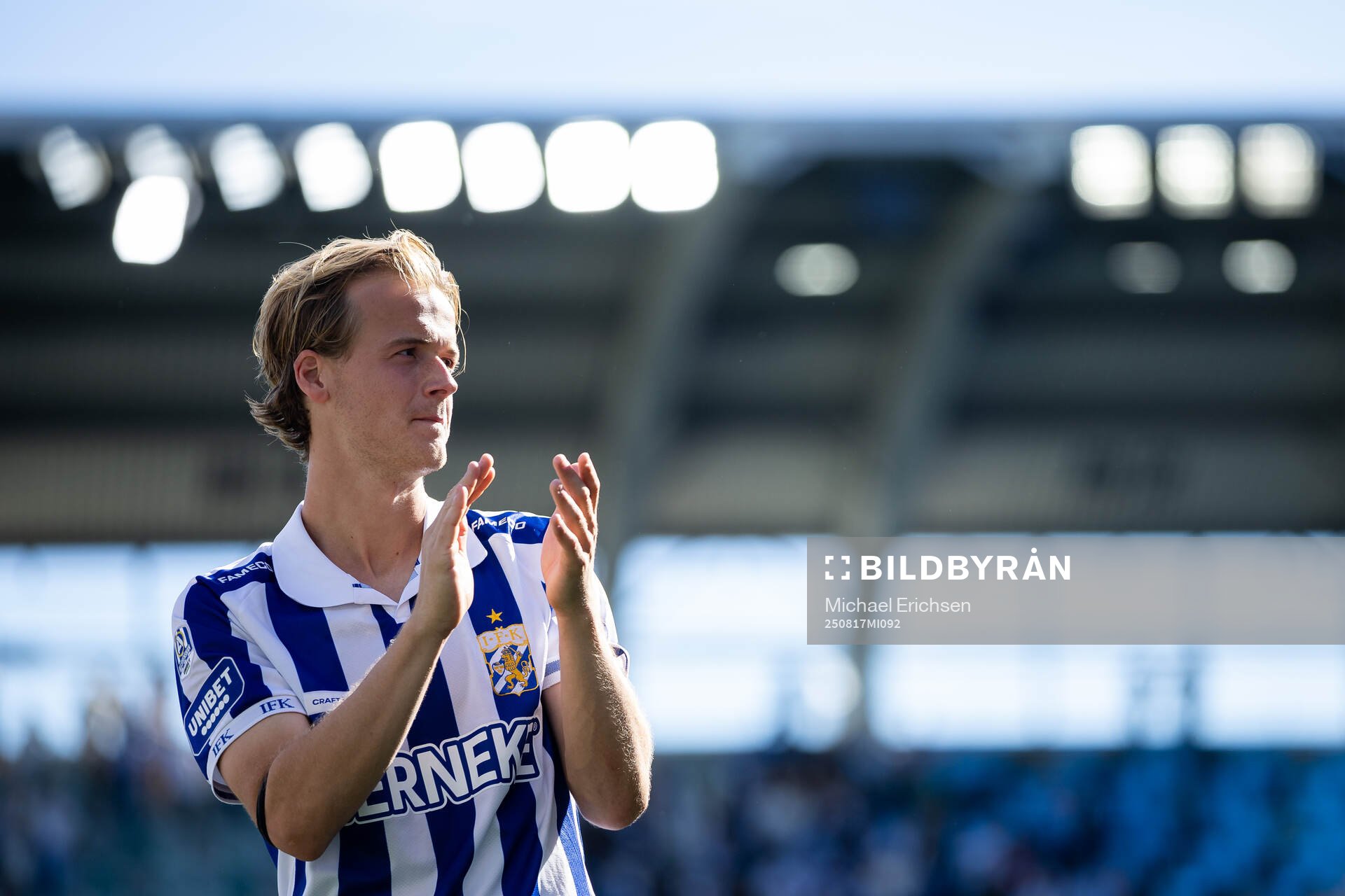 IFK Göteborgs August Erlingmark tackar publiken