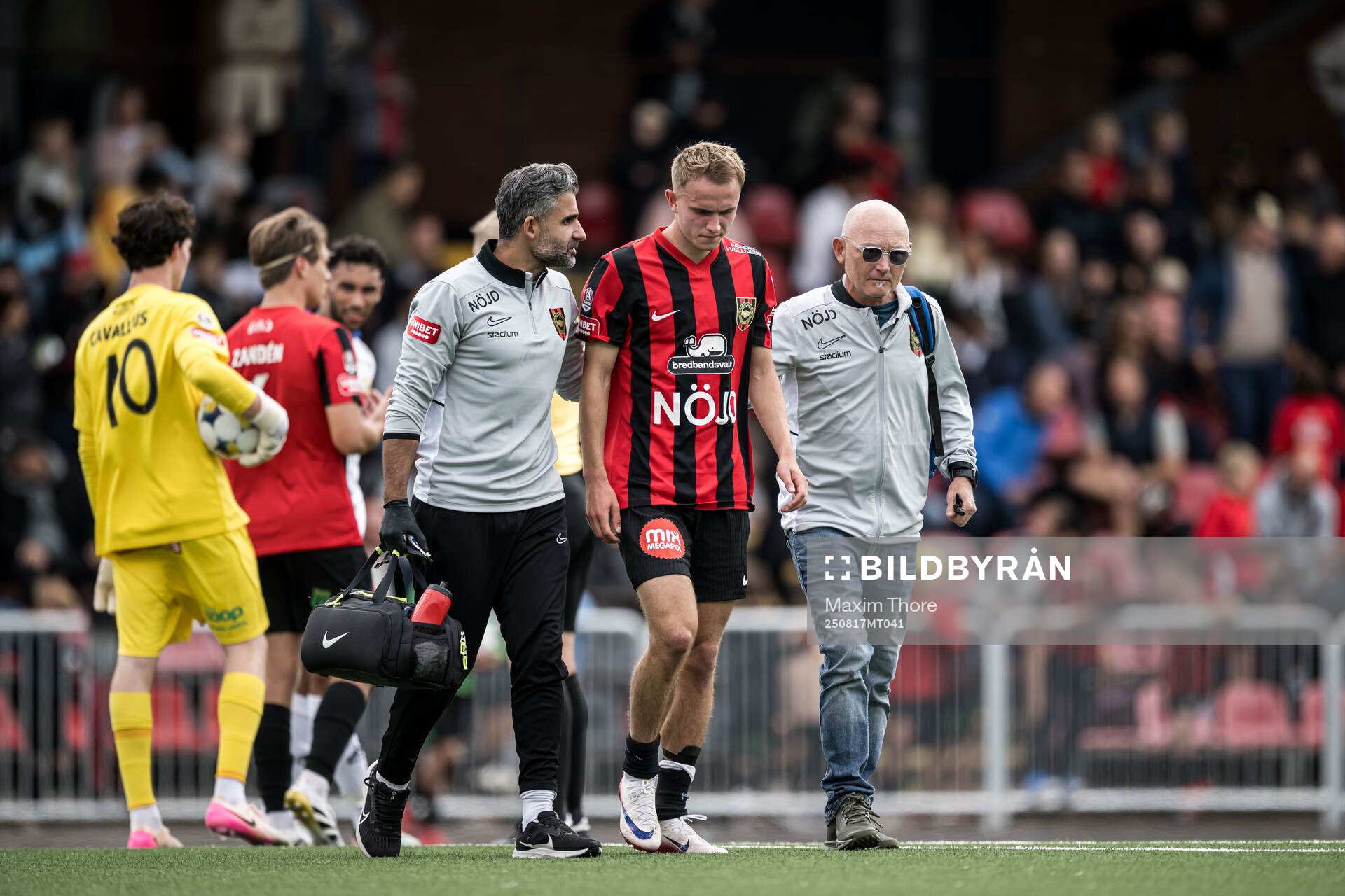Brommapojkarnas Victor Lind lämnar planen
