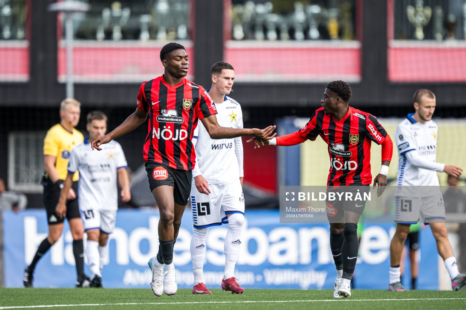 Brommapojkarnas Ezekiel Alladoh jublar