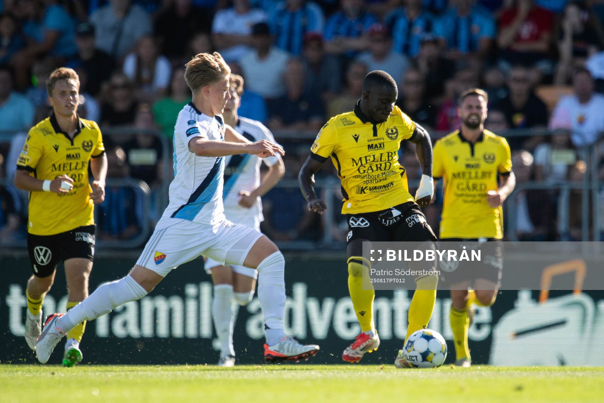 Djurgårdens Matias Siltanen och Mjällbys Abdoulie Manneh