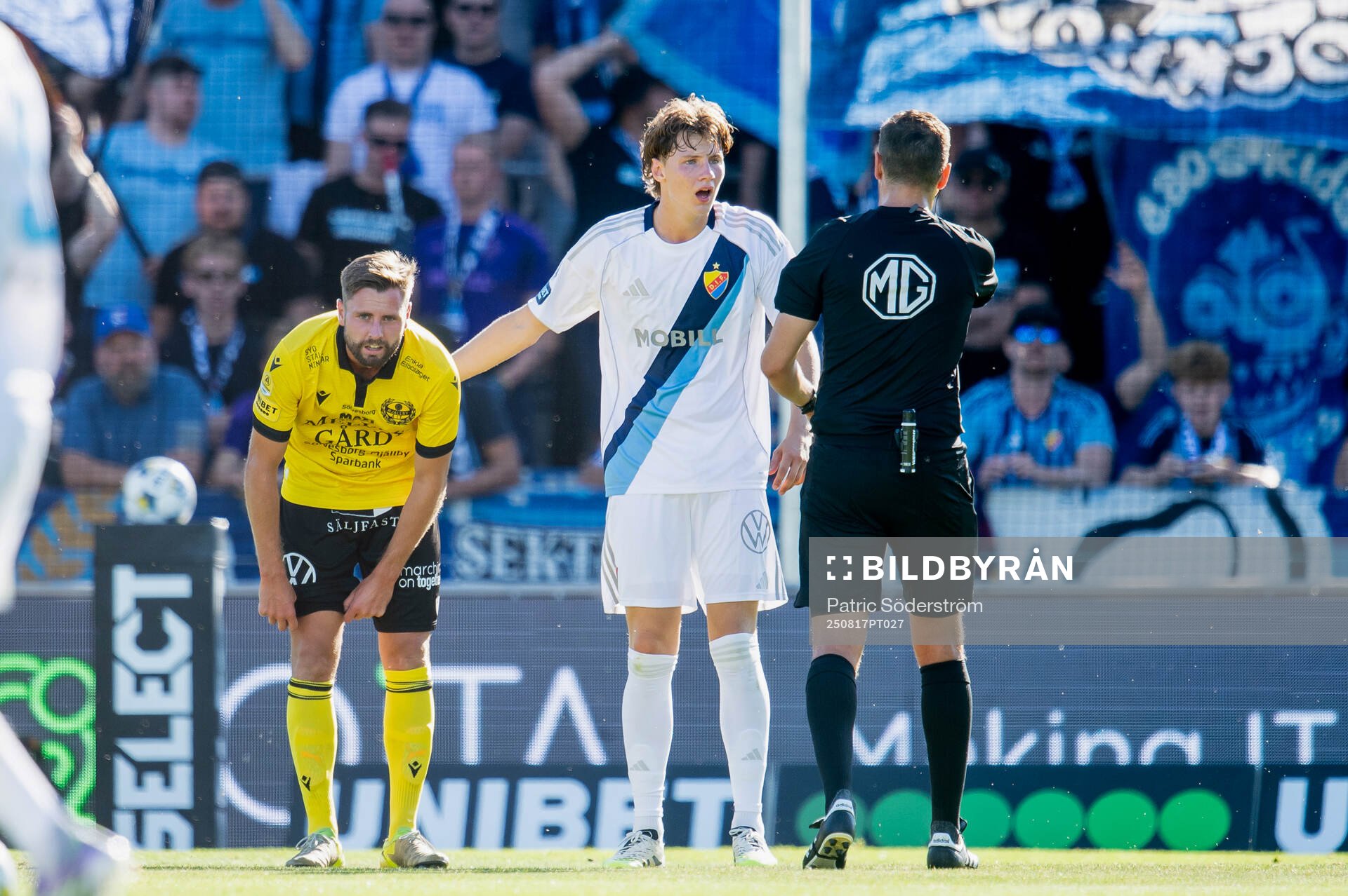 Djurgårdens August Priske Flyger i diskussion med domare