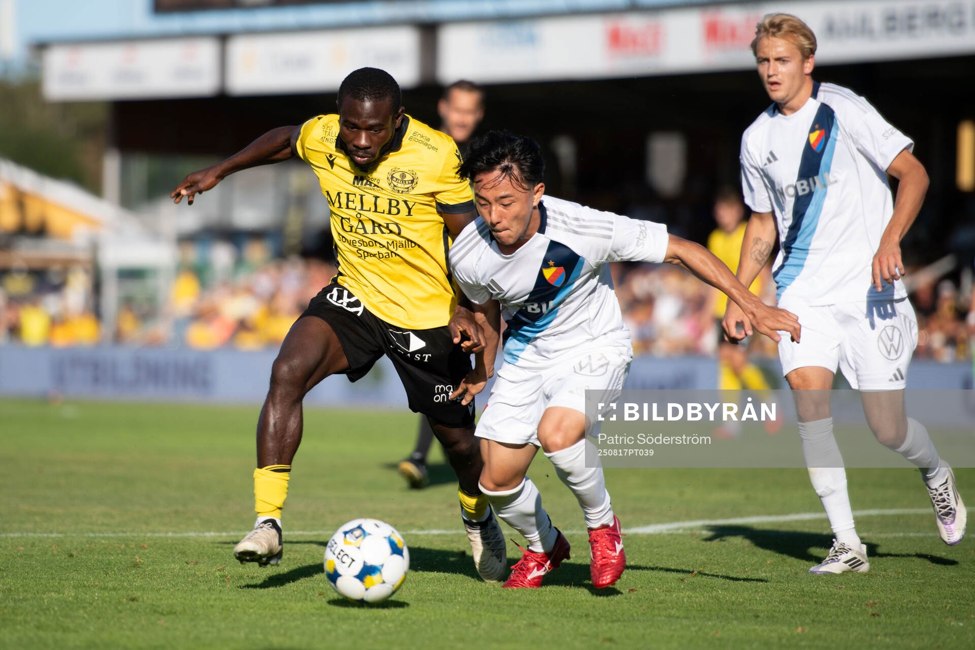 Mjällbys Uba Charles Nwokoma och Djurgårdens Keita Kosugi
