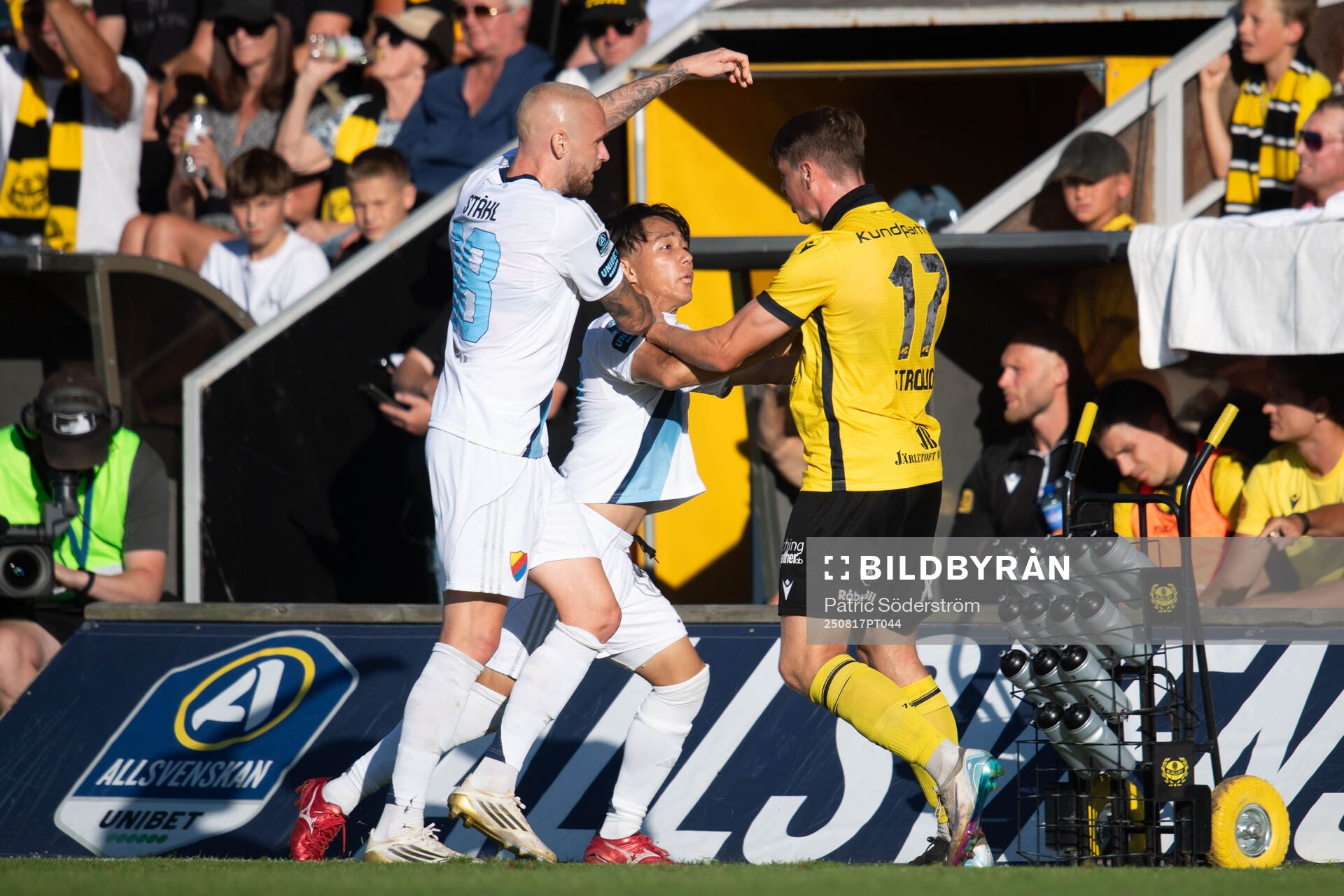 Mjällbys Elliot Stroud mot Djurgårdens Keita Kosugi och