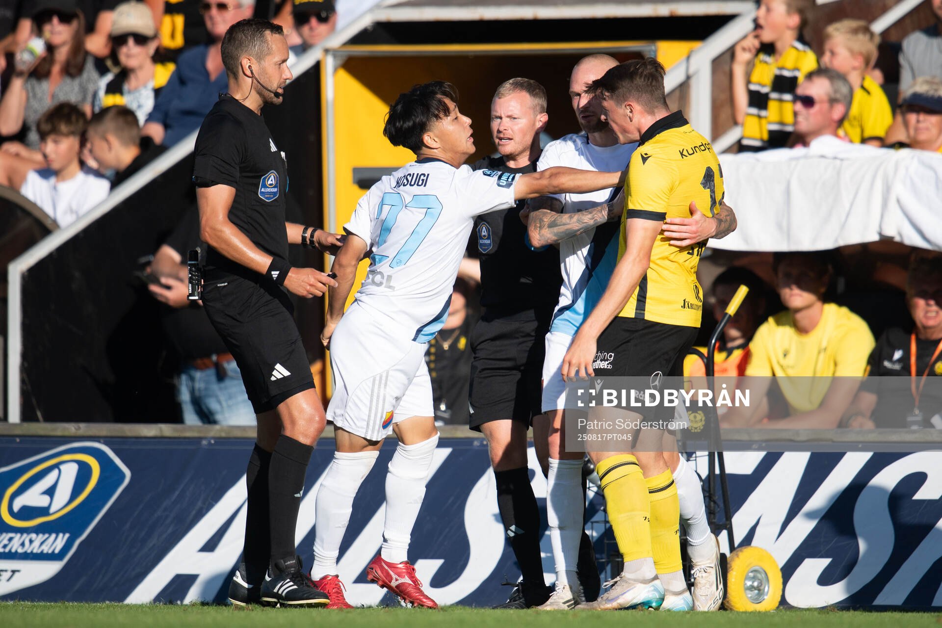 Mjällbys Elliot Stroud mot Djurgårdens Keita Kosugi och