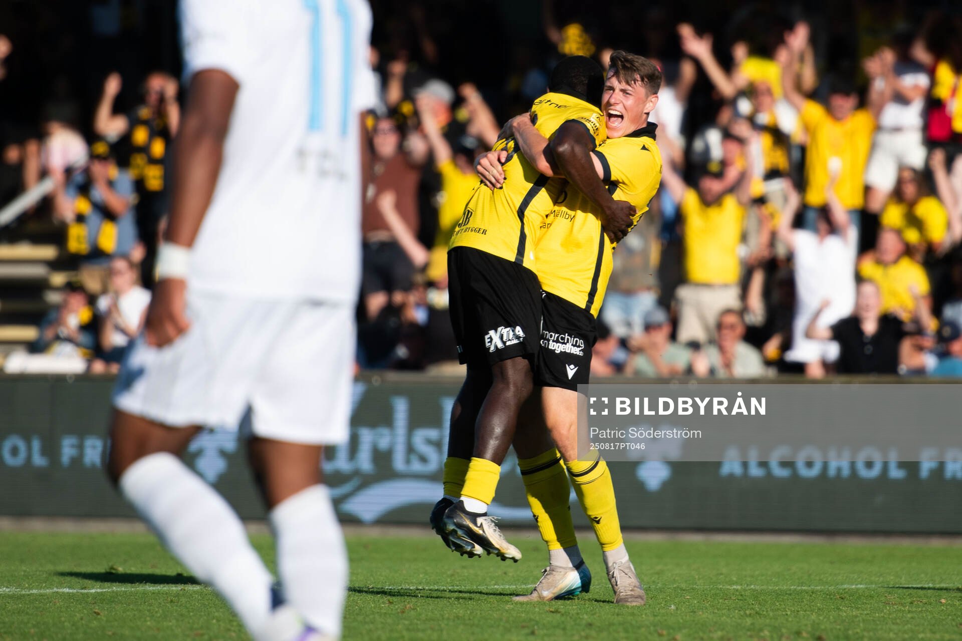 Mjällbys Uba Charles Nwokoma jublar med Elliot Stroud