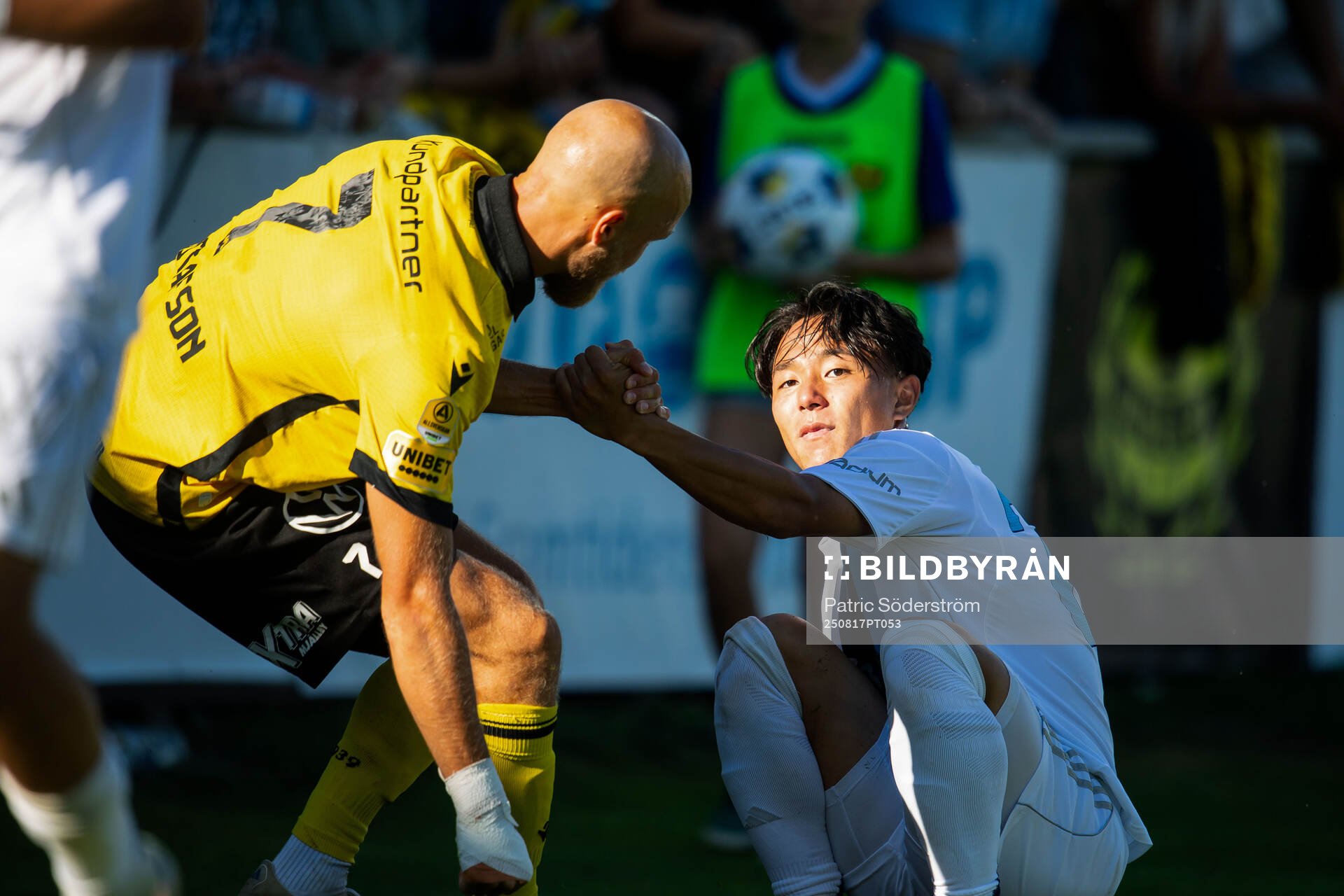 Mjällbys Viktor Gustafson och Djurgårdens Keita Kosugi