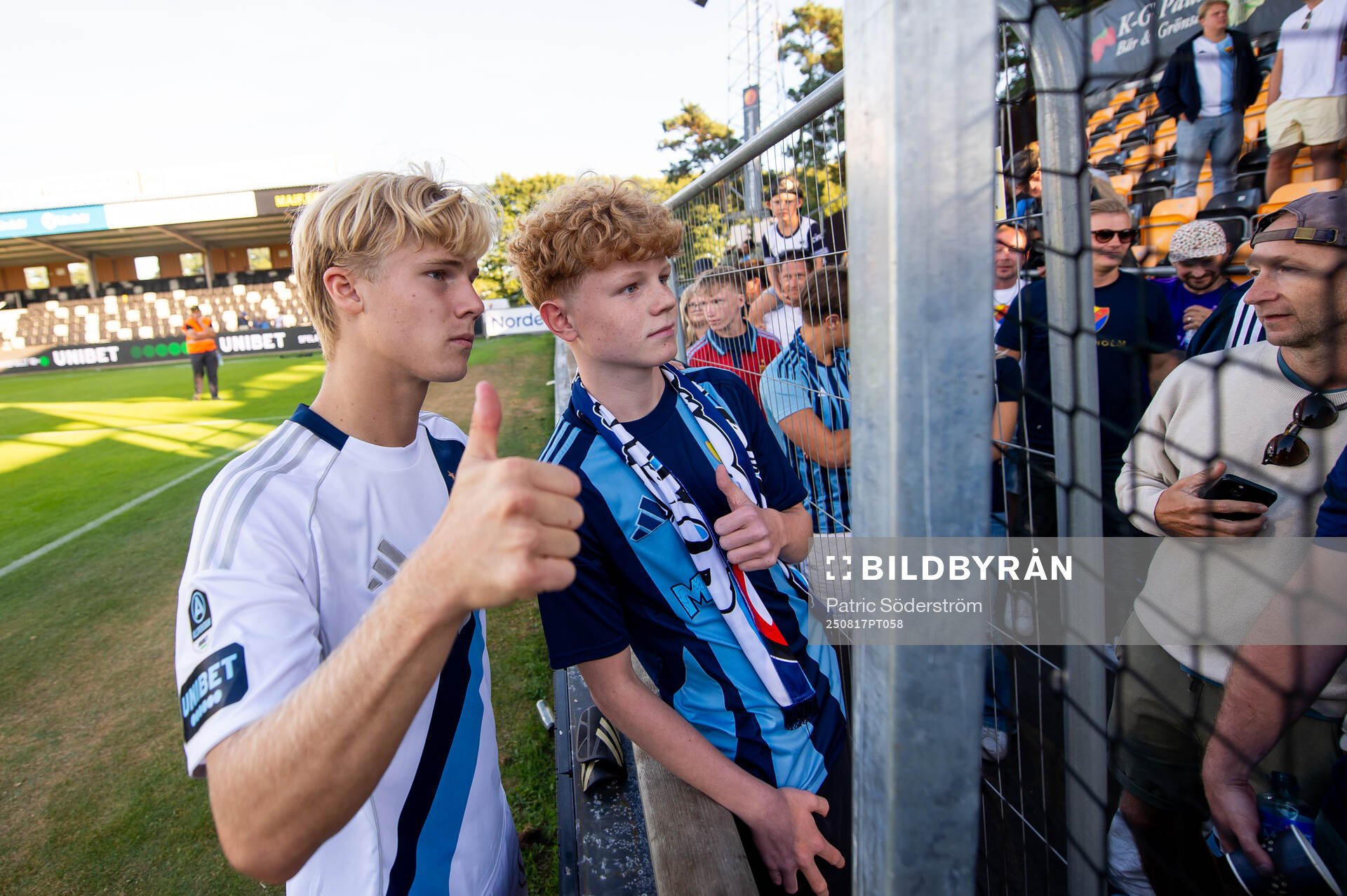 Djurgårdens Theo Bergvall med en ung supporter