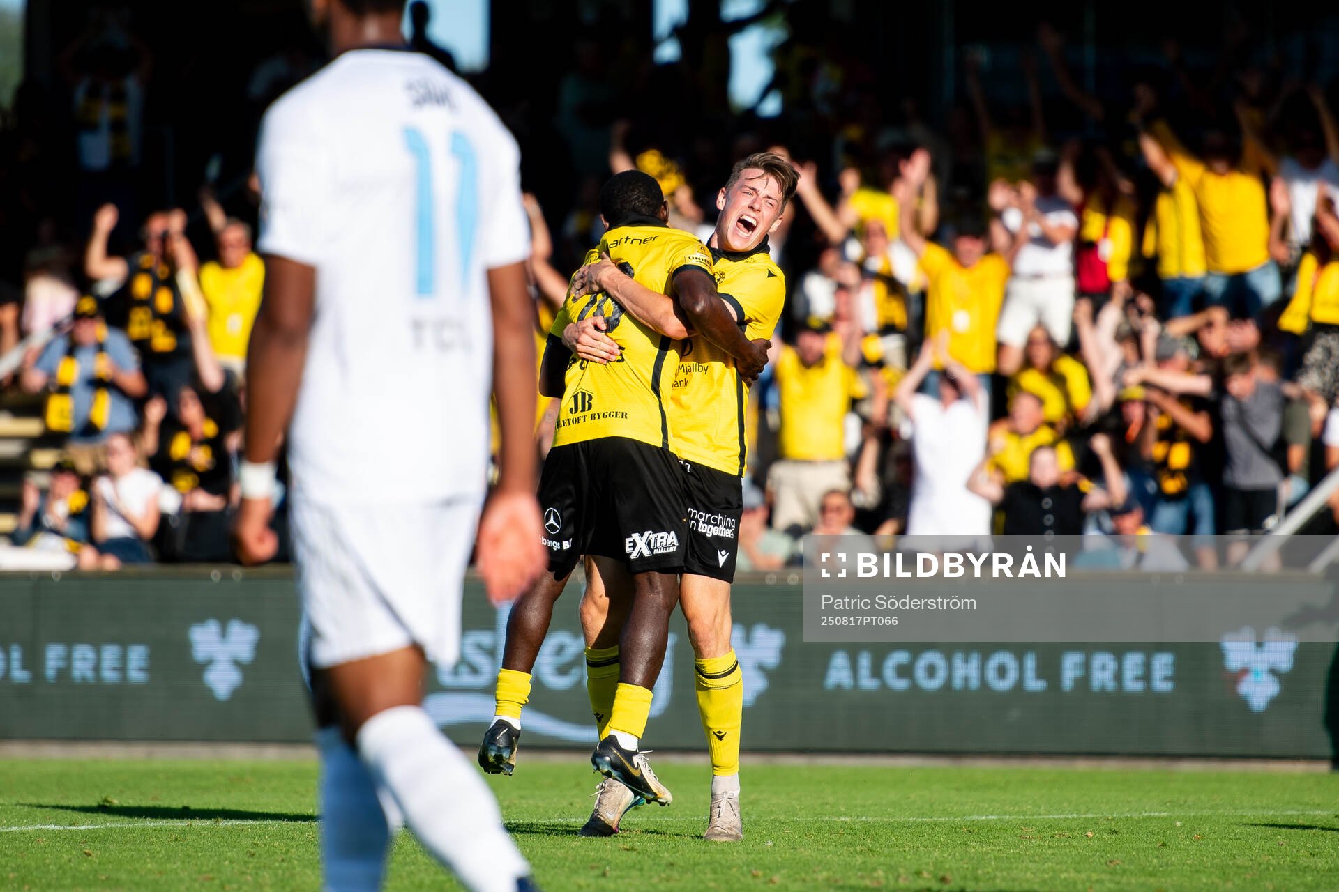 Mjällbys Uba Charles Nwokoma jublar med Elliot Stroud