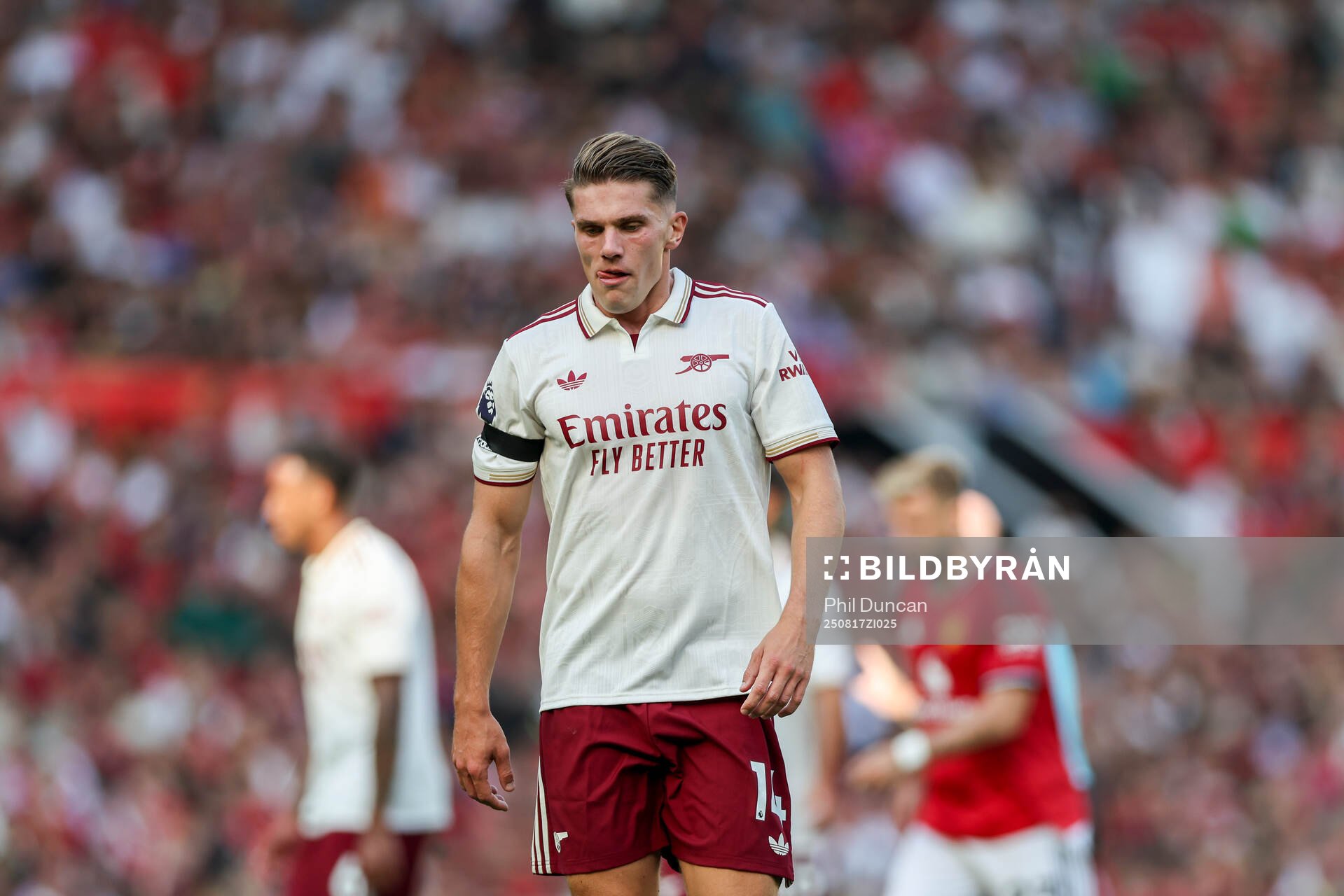 Viktor Gyökeres of Arsenal looks dejected