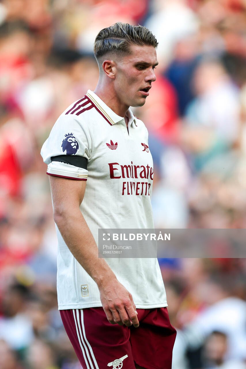 Viktor Gyökeres of Arsenal looks dejected